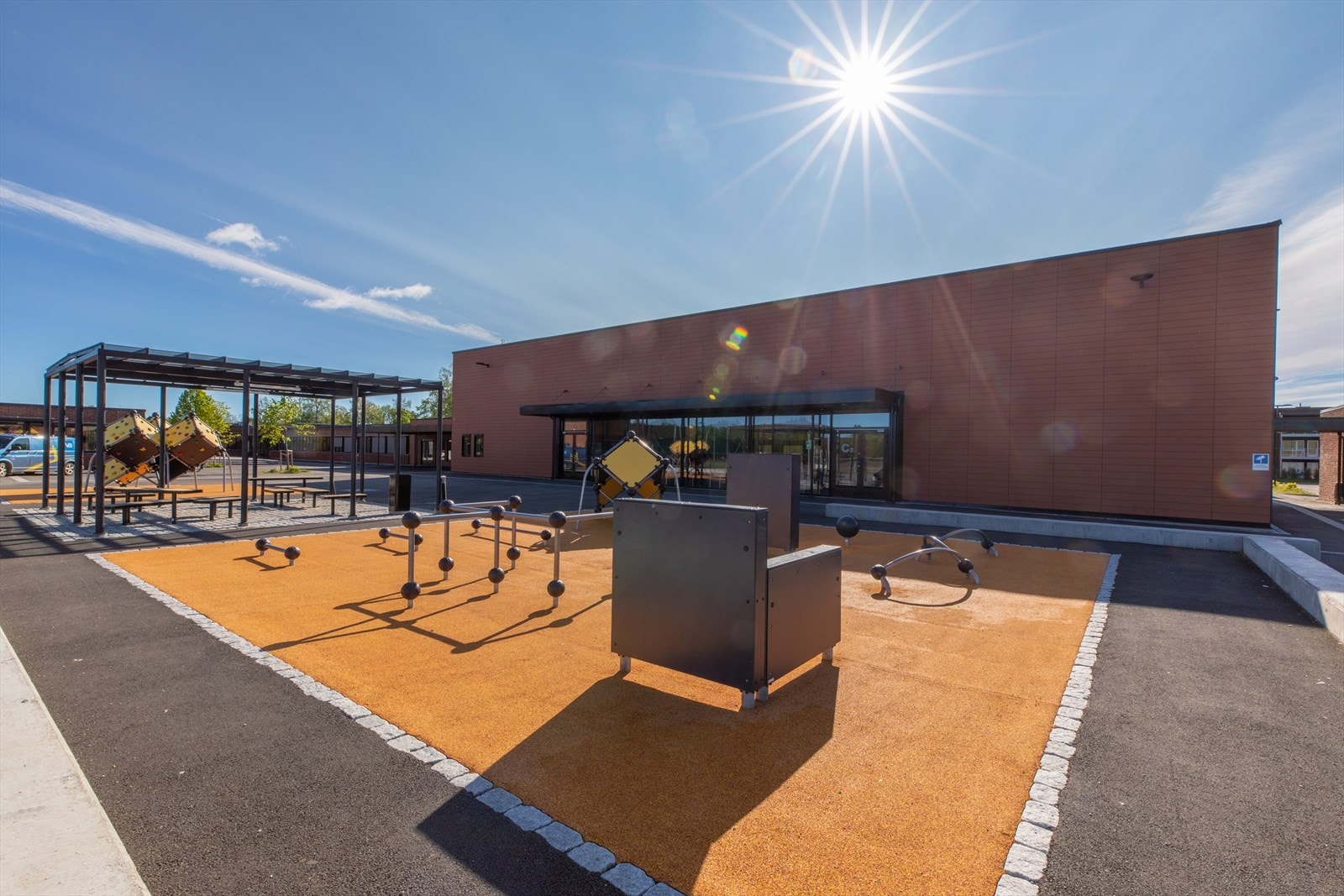 For elever i ungdomstrinnene er det skolebussordning til Nannestad ungdomsskole, som ligger ca. 13 minutters kjøring fra boligen. Galleribilde