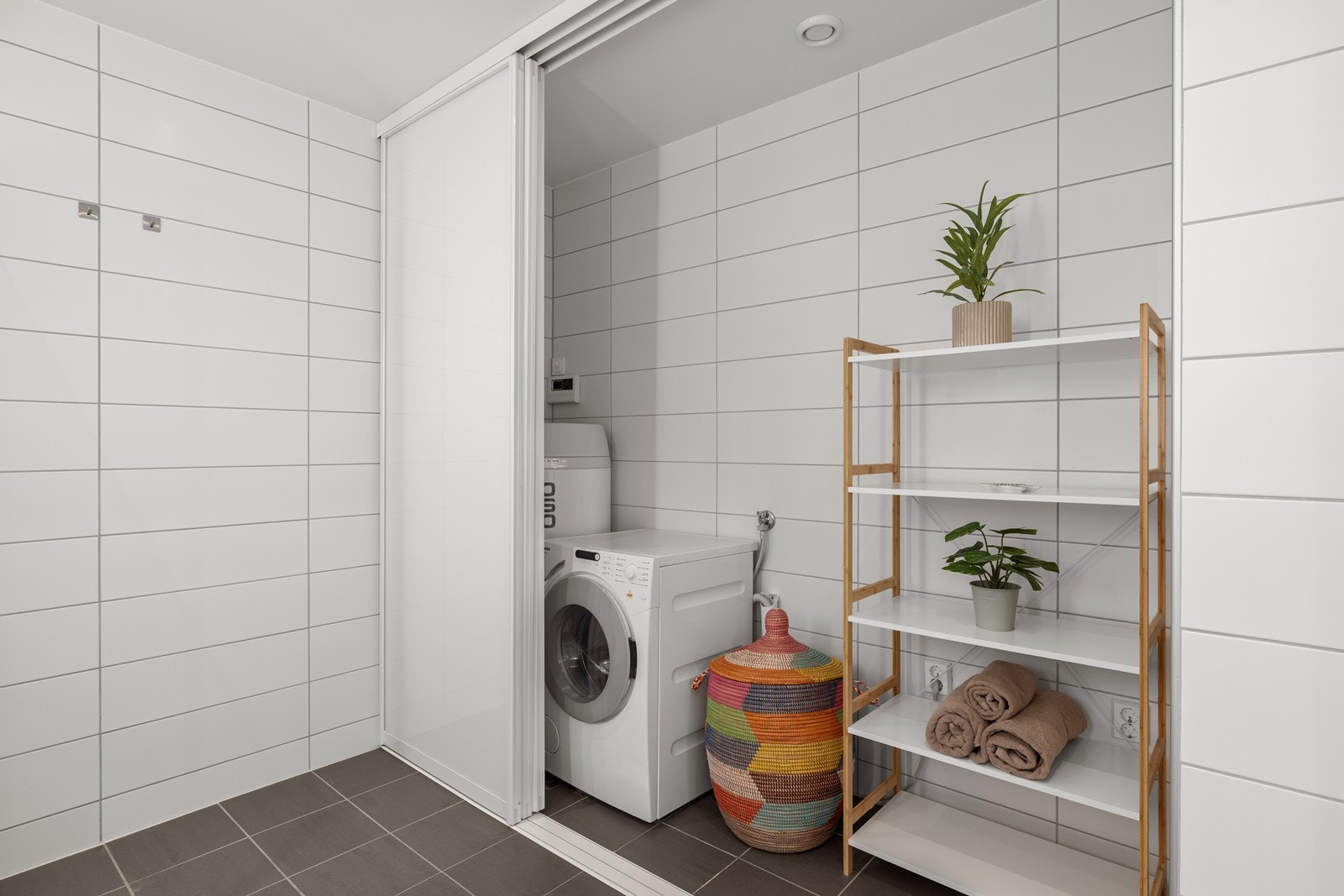 Bak en smart skyvedør er det opplegg for vaskemaskin og plass til tørketrommel. Rommet har balansert ventilasjon. Galleribilde