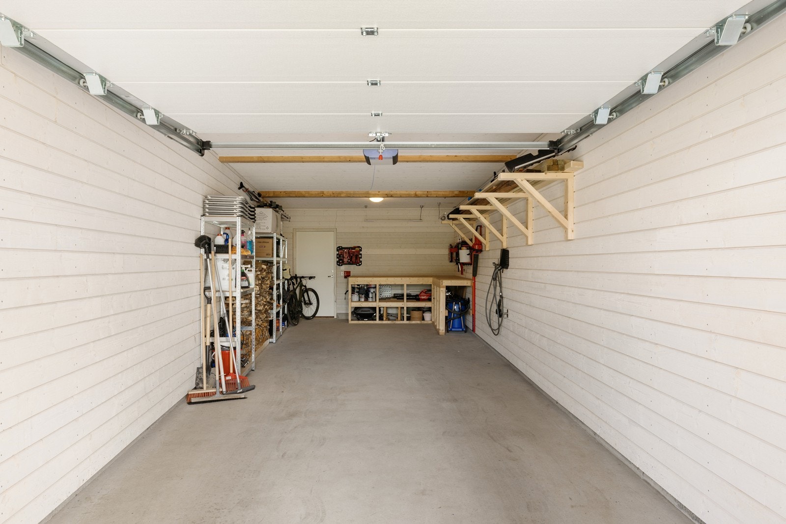 Med boligen disponeres en garasje, samt en biloppstillingsplass utenfor garasje. Det er montert Easee elbillader 12kW kapasitet. I garasjen er det rikelig med lagringsplass. Galleribilde