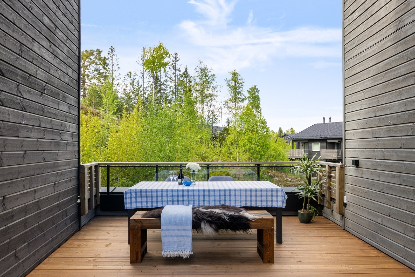 Her ute er det plass til sittegrupper, samt grill. Galleribilde