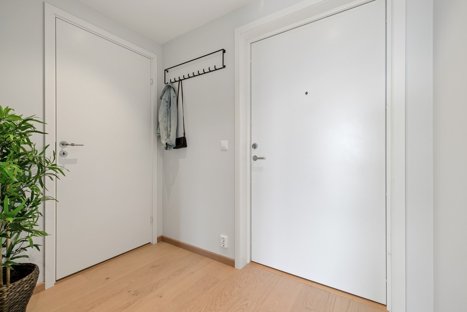 I tilknytning til entreen har man en romslig innvendig bod Galleribilde