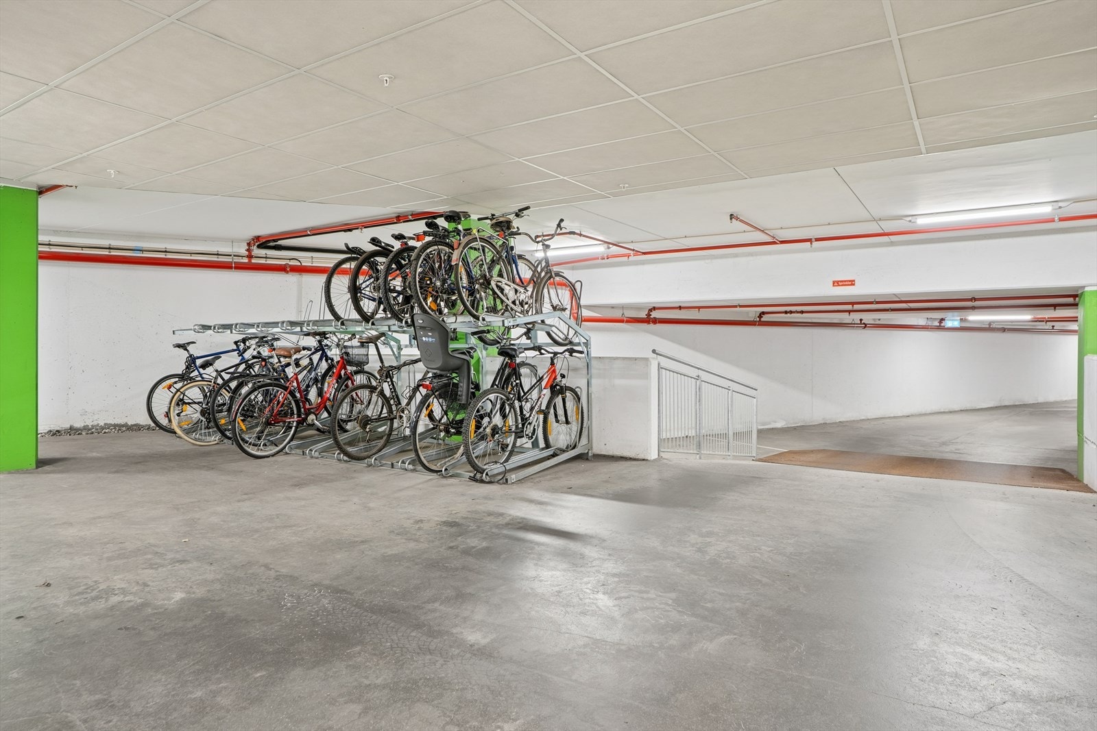 Felles sykkelparkering i garasjekjelleren Galleribilde