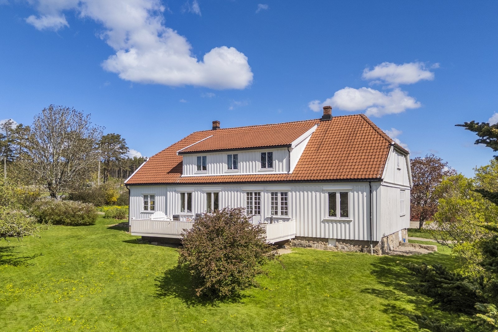 Det store hageområdet mot syd byr inn til både lek og moro for familien, men også småskala produksjon av bær, frukt og gir muligheter for egen kjøkkenhage. Galleribilde
