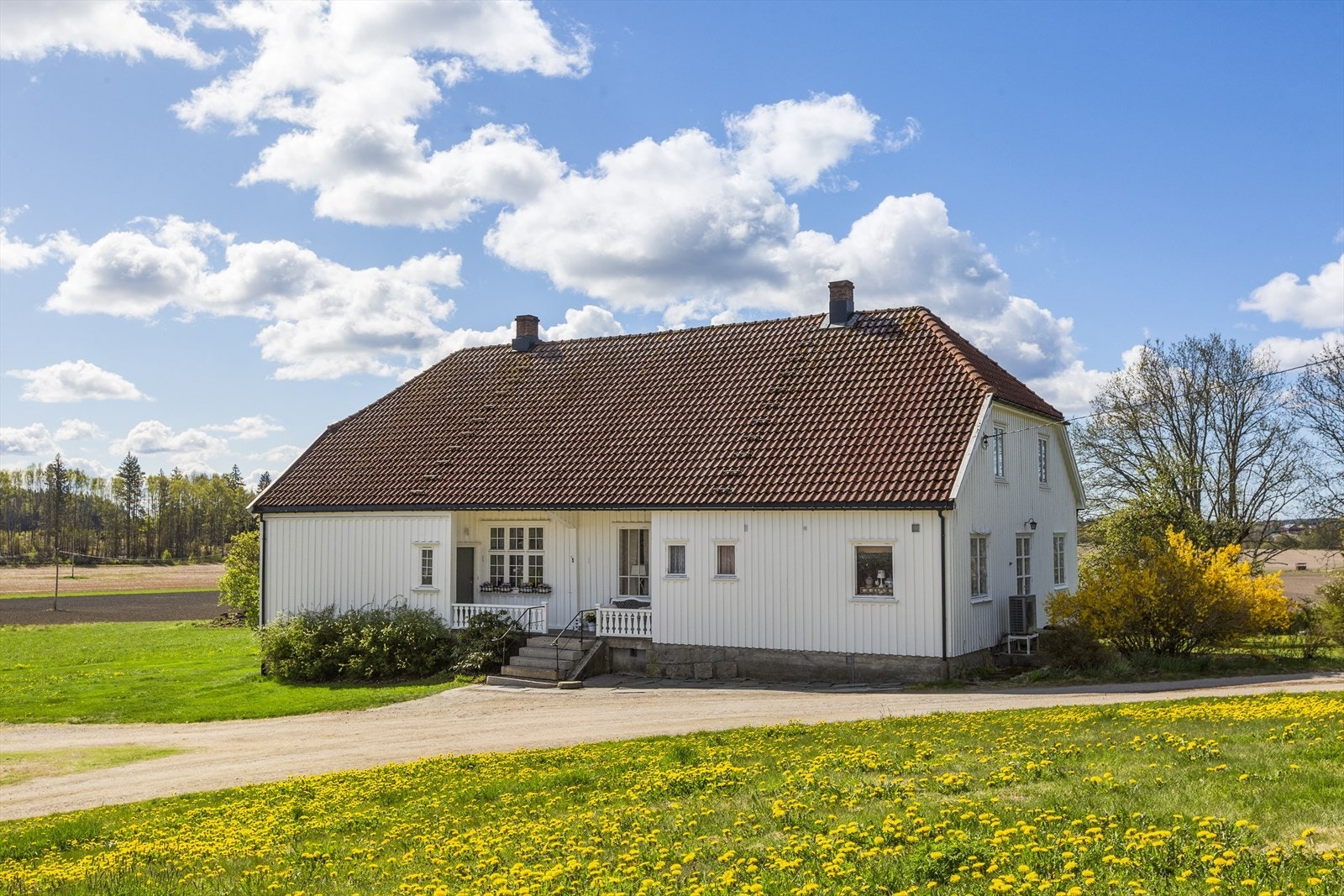 Overbygget inngangsparti med adkomst både til hoveddelen og hybelen. Galleribilde