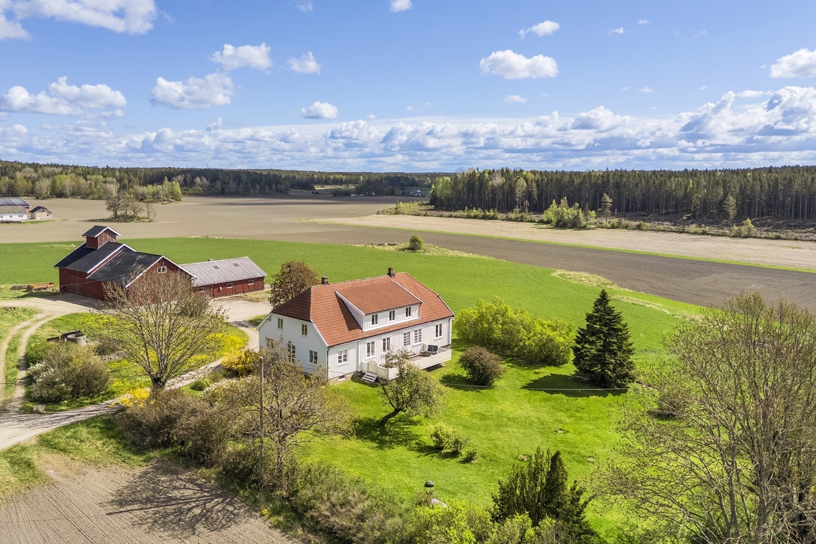 Fra gården er det korte kjøreavstander til skoler, barnehager og et variert servicetilbud. Det er flere skoler og barnehager i en omkrets av 6-9 km. Galleribilde