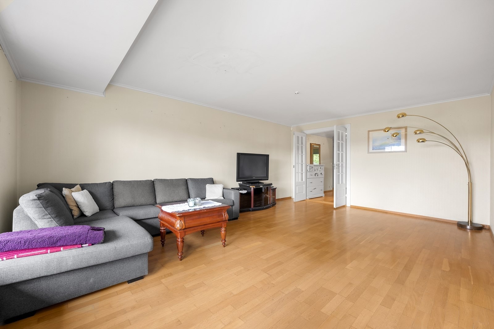 Stuen har god plass til både sofagruppe og spisebord. Galleribilde
