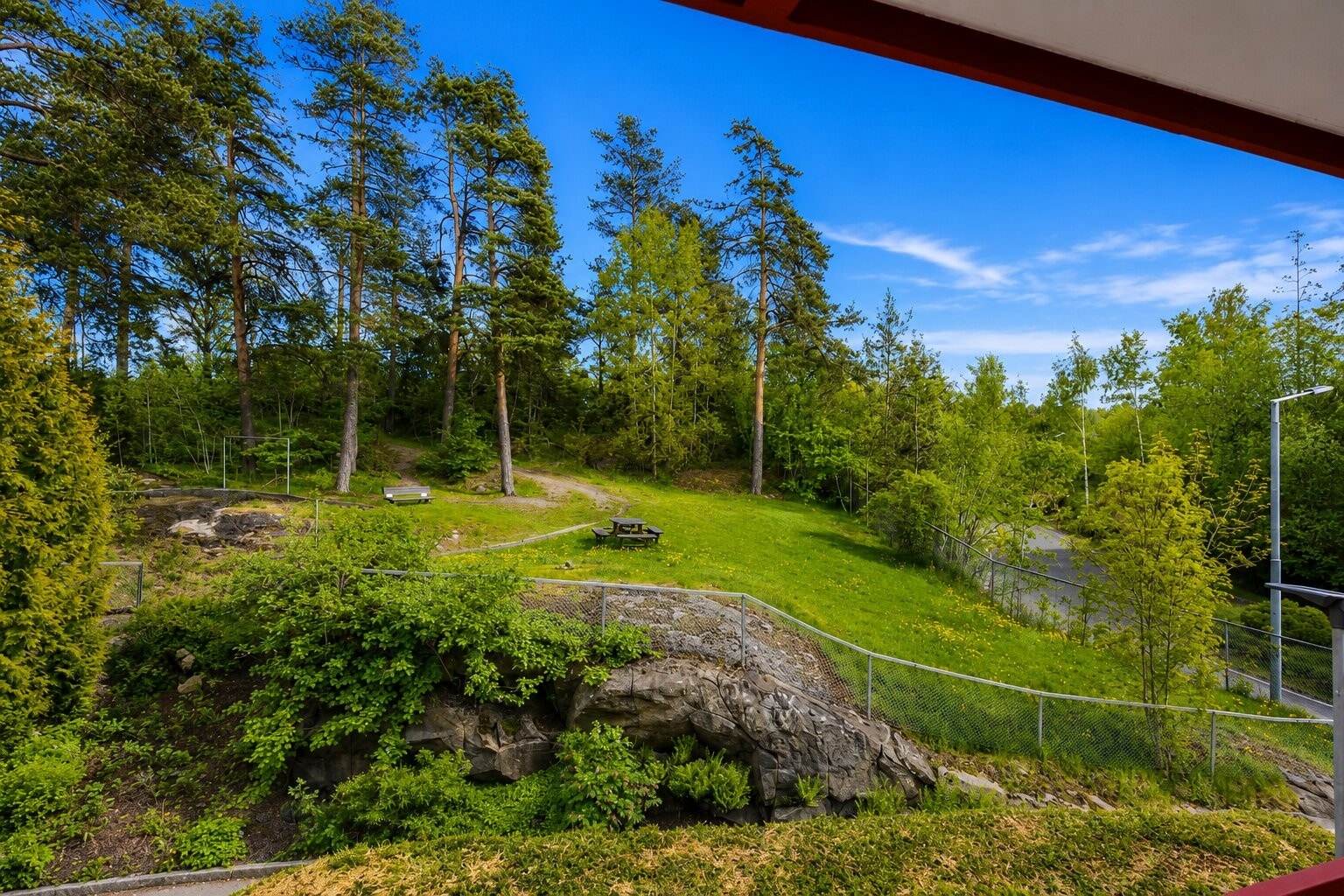 Nydelig utsyn. Her kan du følge årstidene! Det er kort vei til gode turmuligheter i skog og mark, samt flere ballplasser i nærområdet. Galleribilde