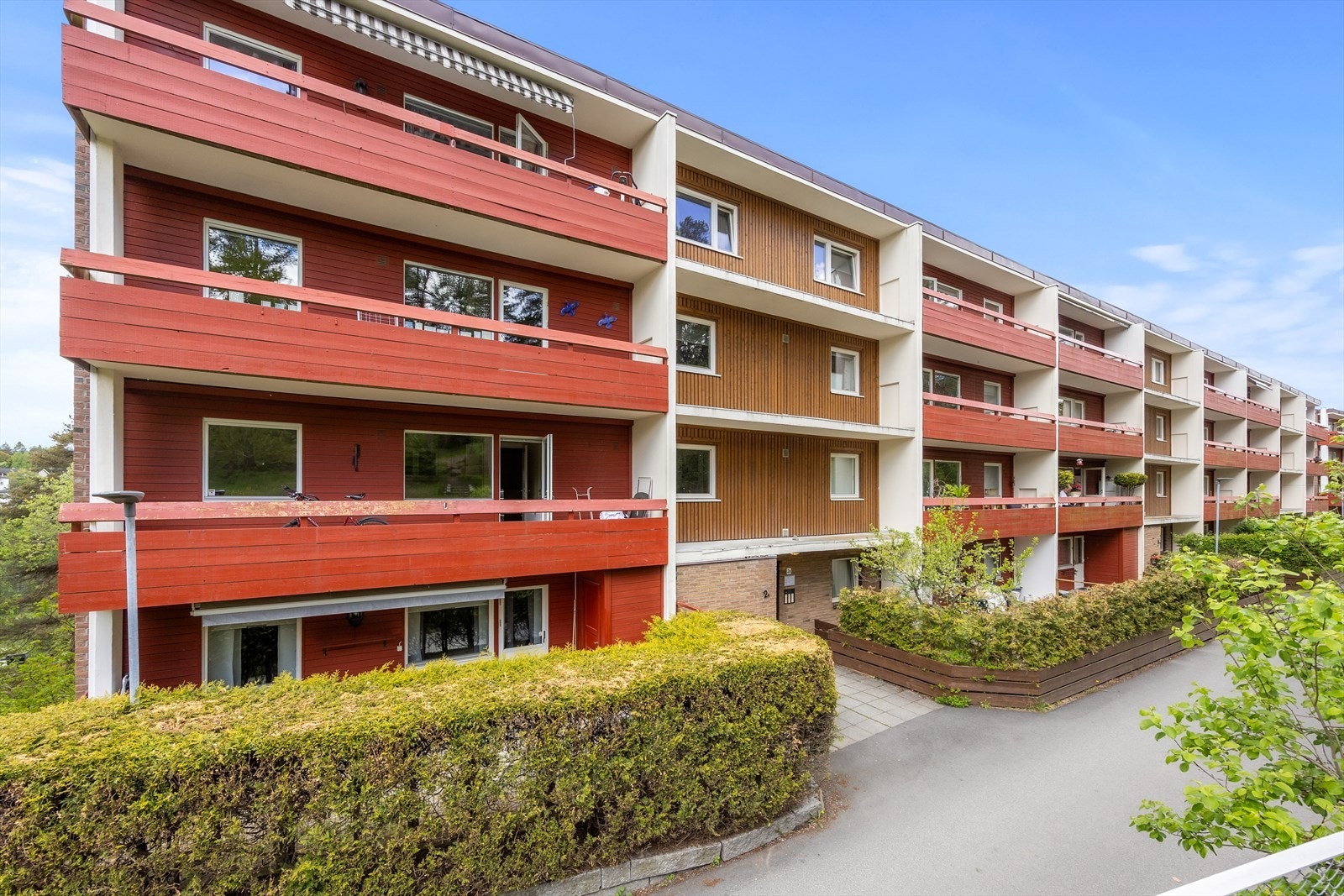 Leiligheten ligger i en terrassert boligblokk i et veletablert sameie. Galleribilde