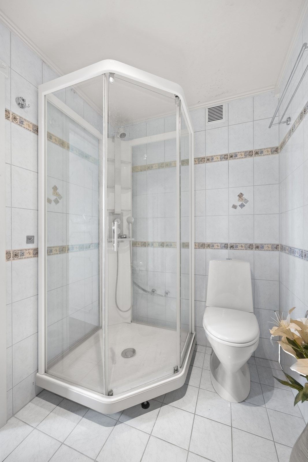 Badet har dusjkabinett. Galleribilde
