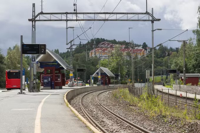 Kort vei til Hauketo stasjon med hyppige avganger til sentrum Galleribilde
