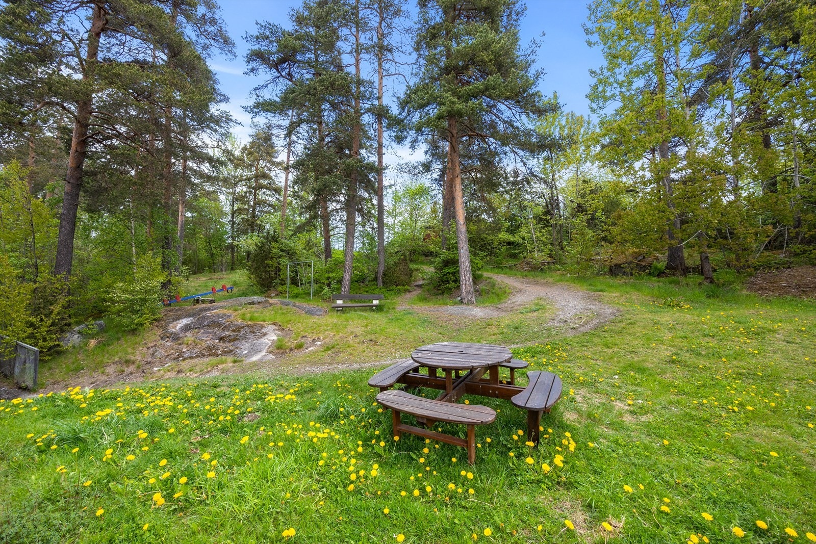 Nærområdet er barnevennlig med flere skoler og barnehager innen gang- og sykkelavstand. Galleribilde