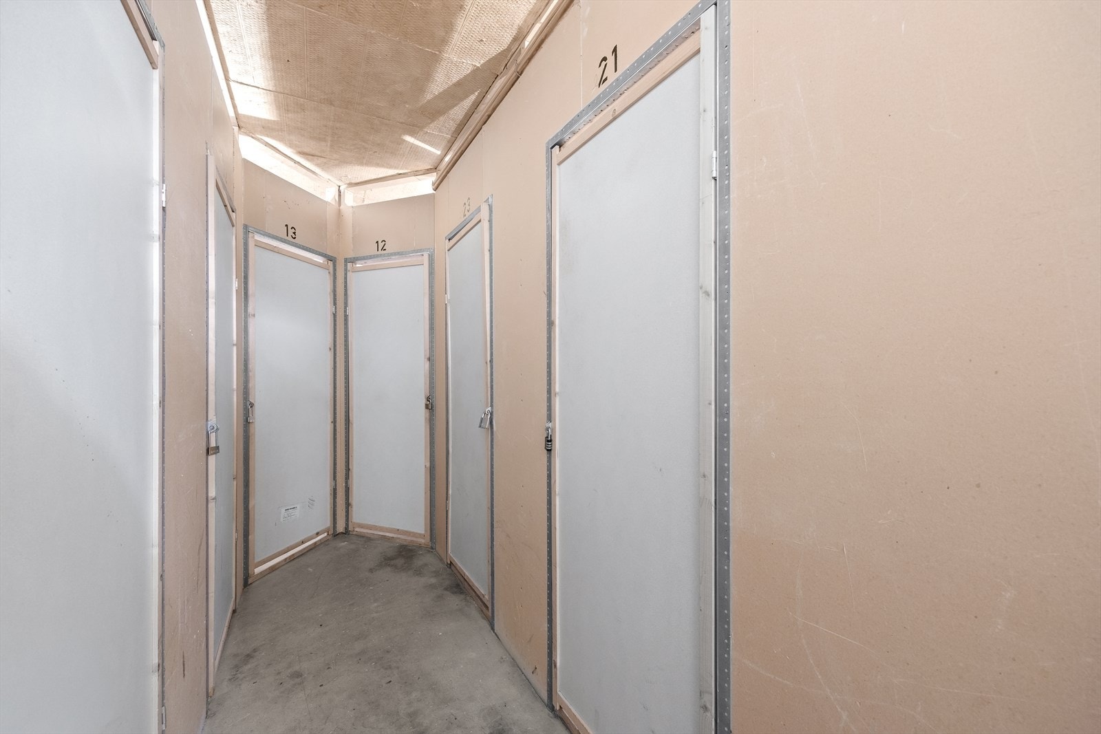 Leiligheten disponerer en kjellerbod på 2 m². Til sammen har du altså 3 boder. En inne i leiligheten, en i kjeller, og en på terrassen. Galleribilde