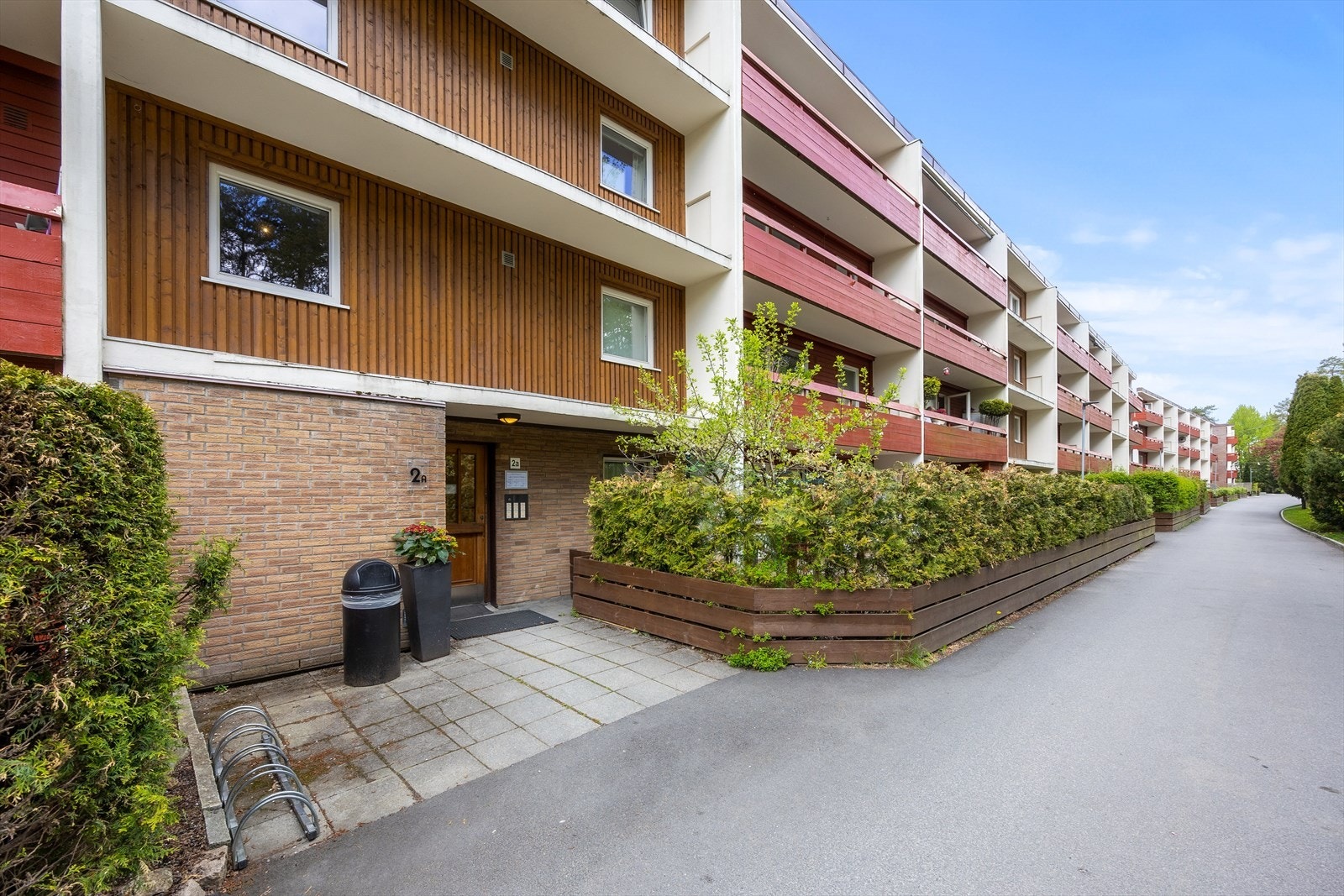 Sameiet består av 120 boligseksjoner og har velholdte, asfalterte stikkveier og fellesarealer. Galleribilde