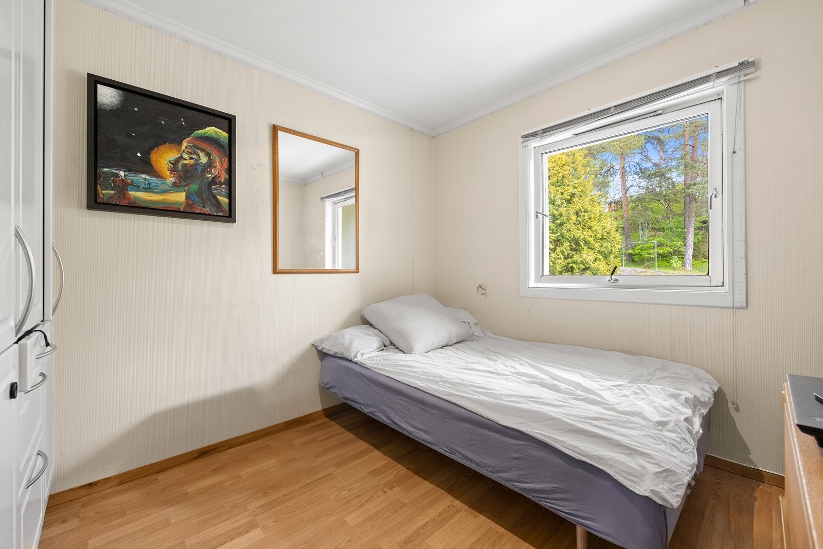 Det andre soverommet, ideelt som barnerom, gjesterom eller kontor. De godkjente byggetegningene åpner for reetablering av ytterligere to soverom, ett i del av stuen og ett i del av kjøkkenet. Galleribilde
