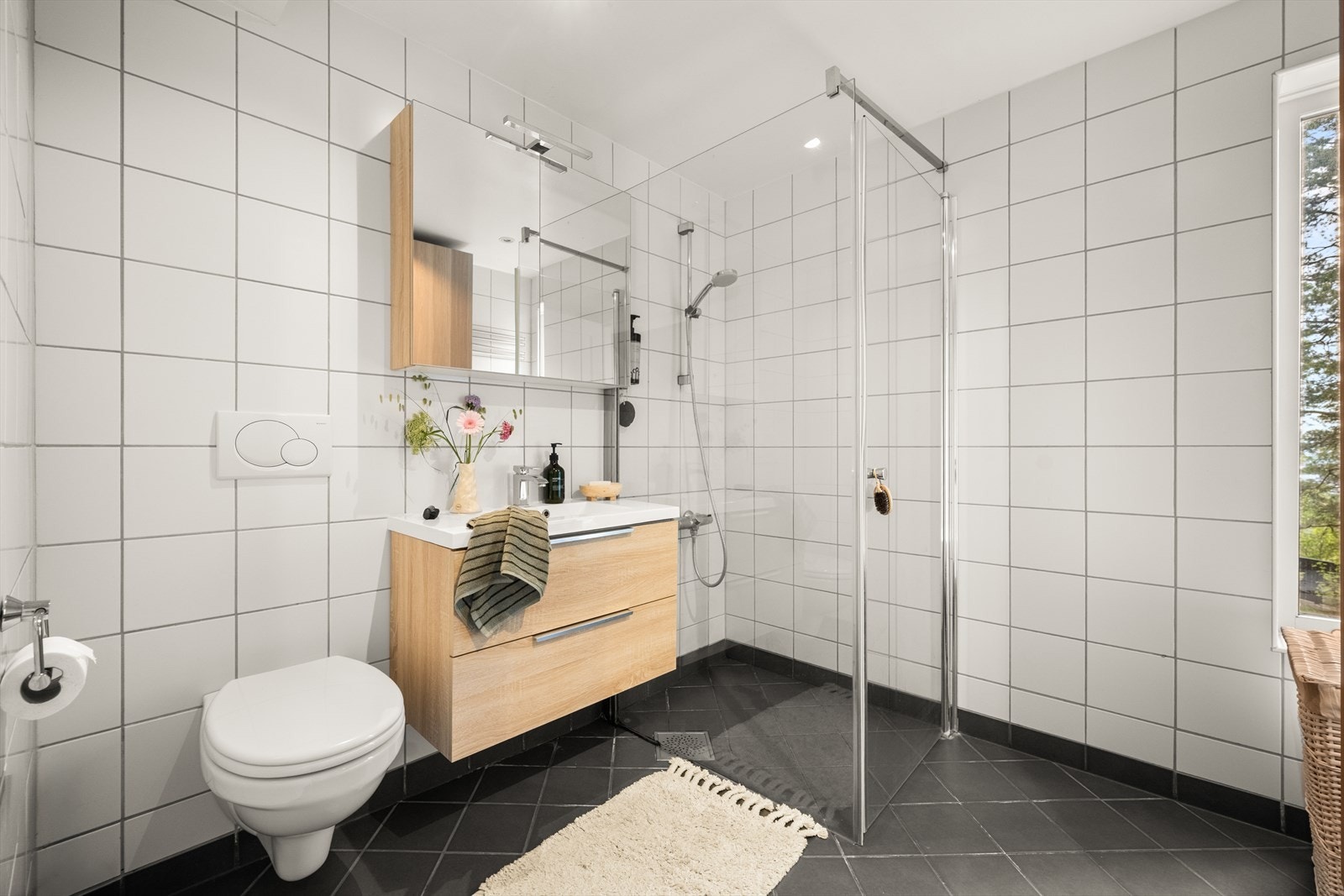 Romslig bad fra 2012 med flislagte overflater, downlights i taket og behagelig gulvvarme. Galleribilde