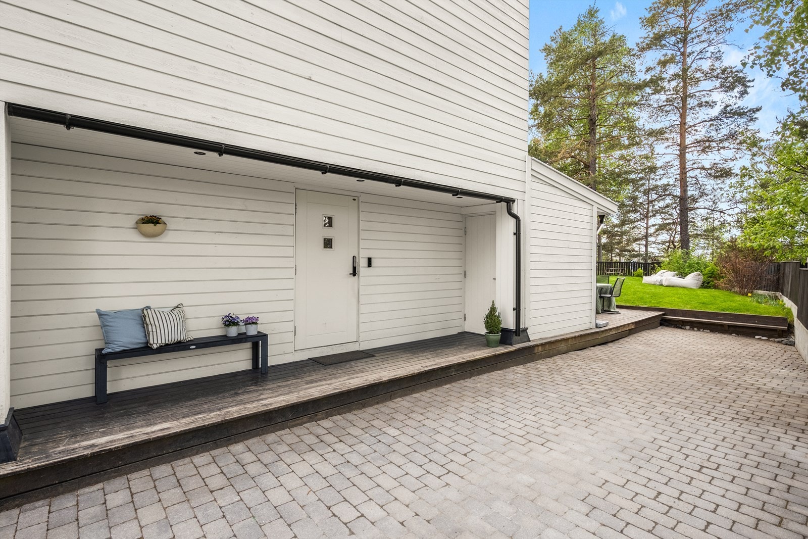 Velkommen inn - hyggelig inngangsparti med sitteplass og plass til oppbevaring av diverse utstyr. Galleribilde
