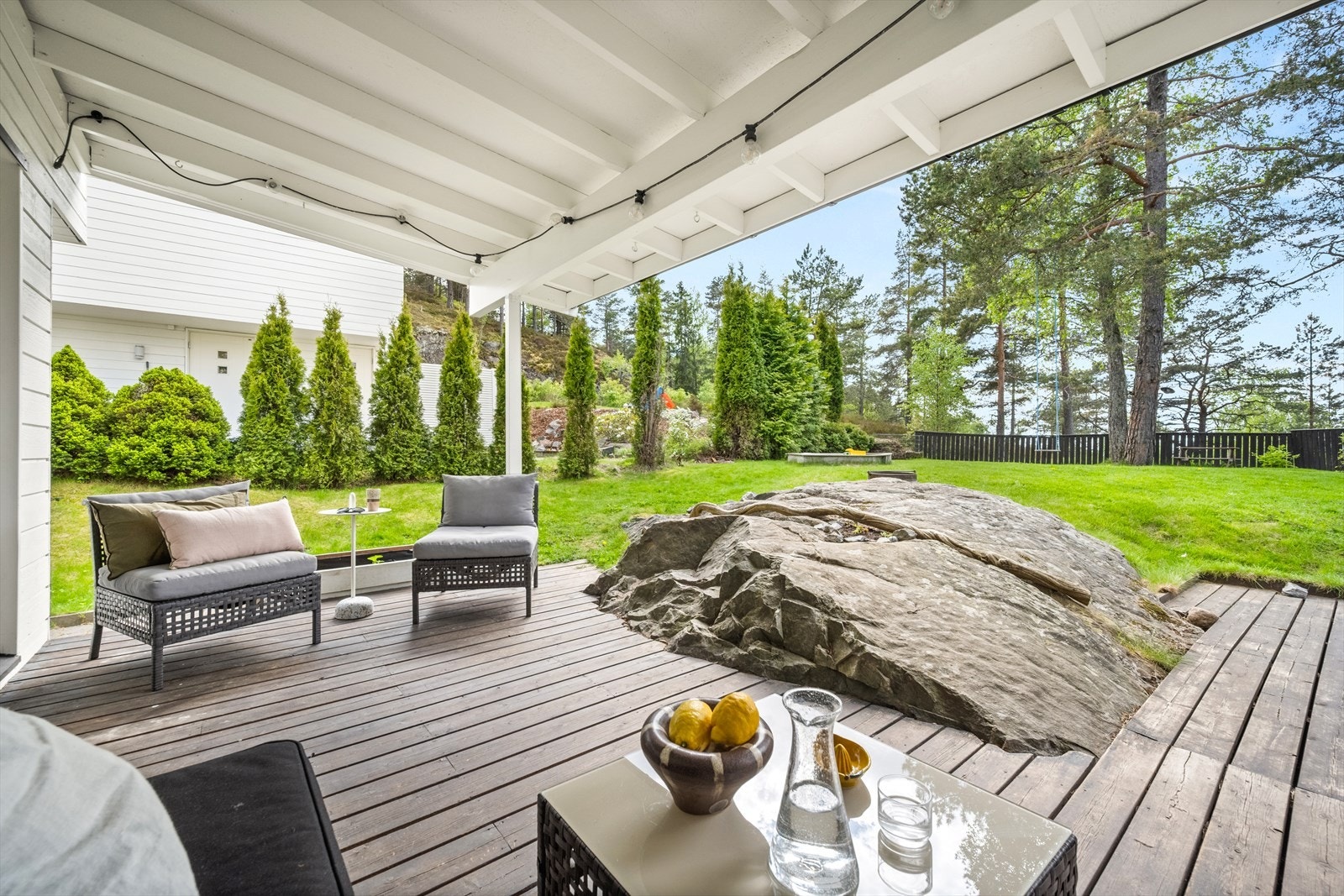 God plass til flere sittegrupper, planter og grill. Galleribilde