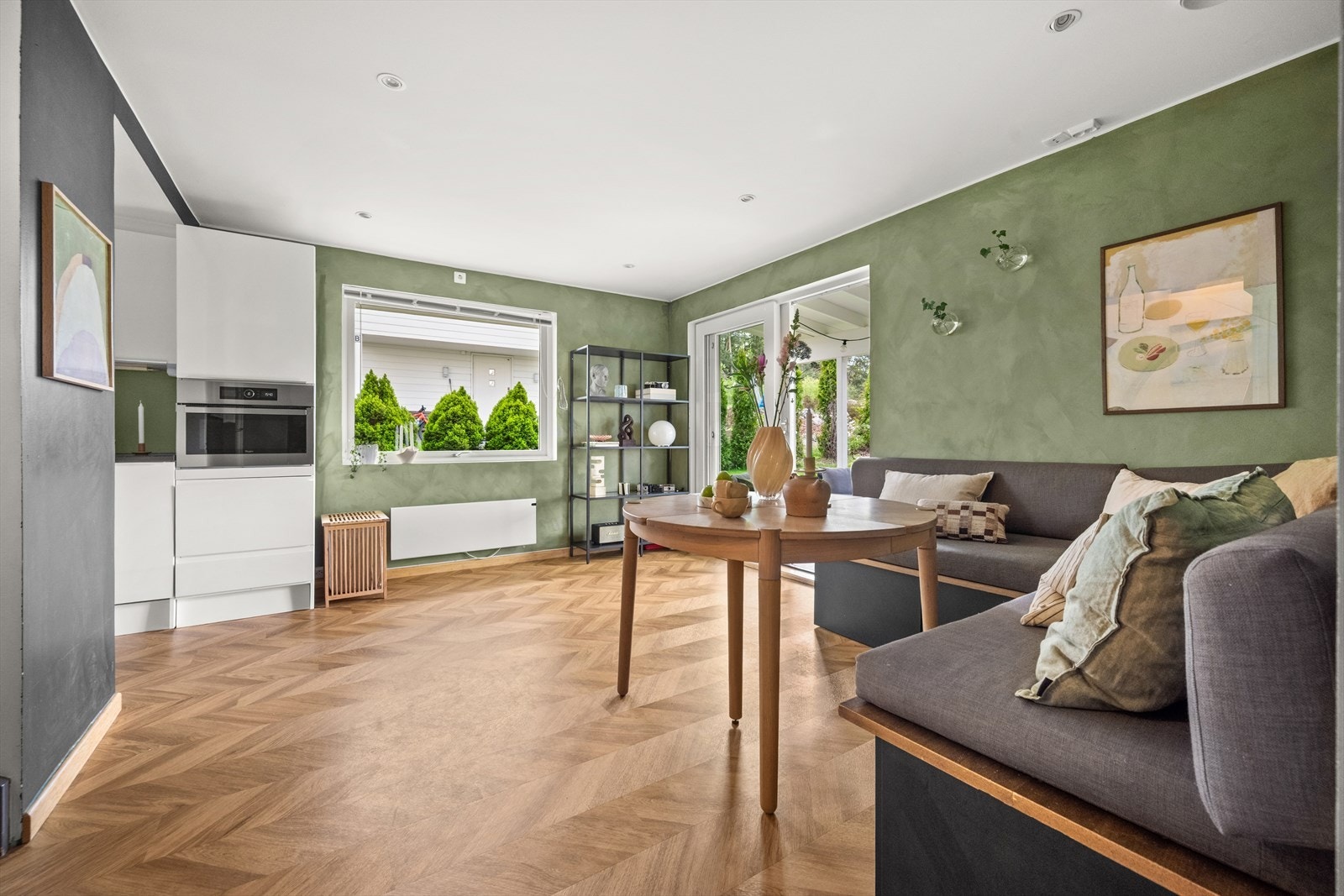 Store vindusflatene slipper inn rikelig med naturlig lys fra flere sider. Galleribilde