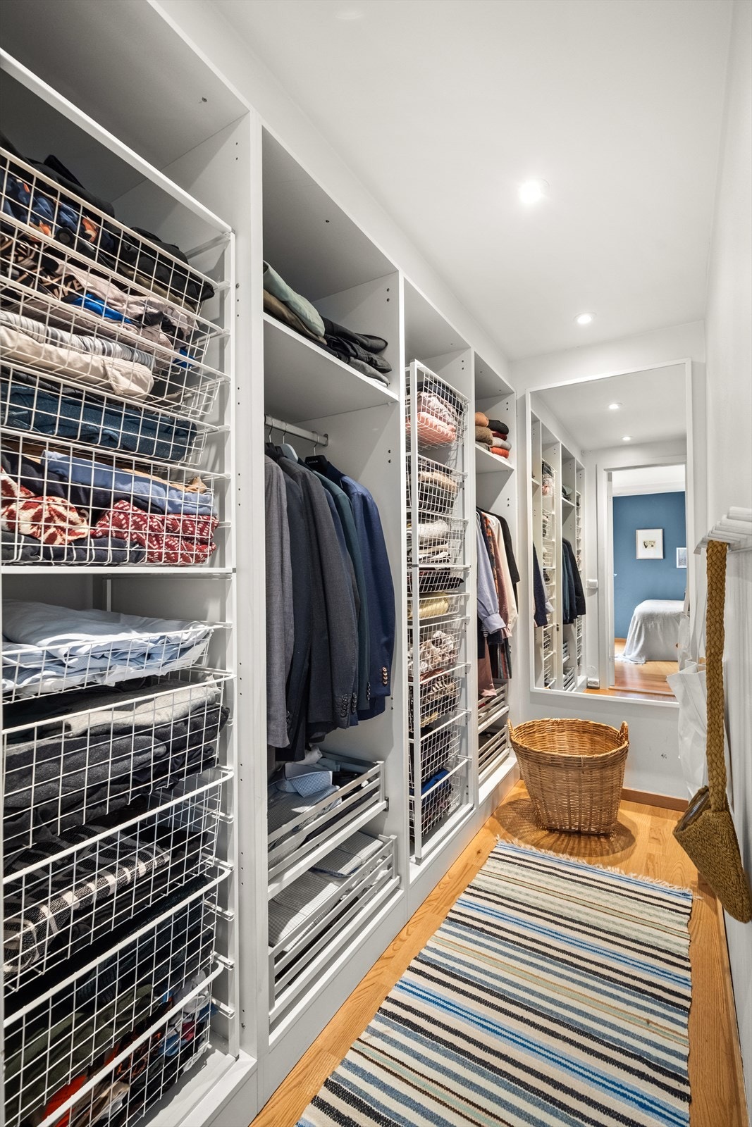 Hovedsoverom er tilknyttet egen walk-in-garderobe med svært god oppbevaringsplass. Galleribilde