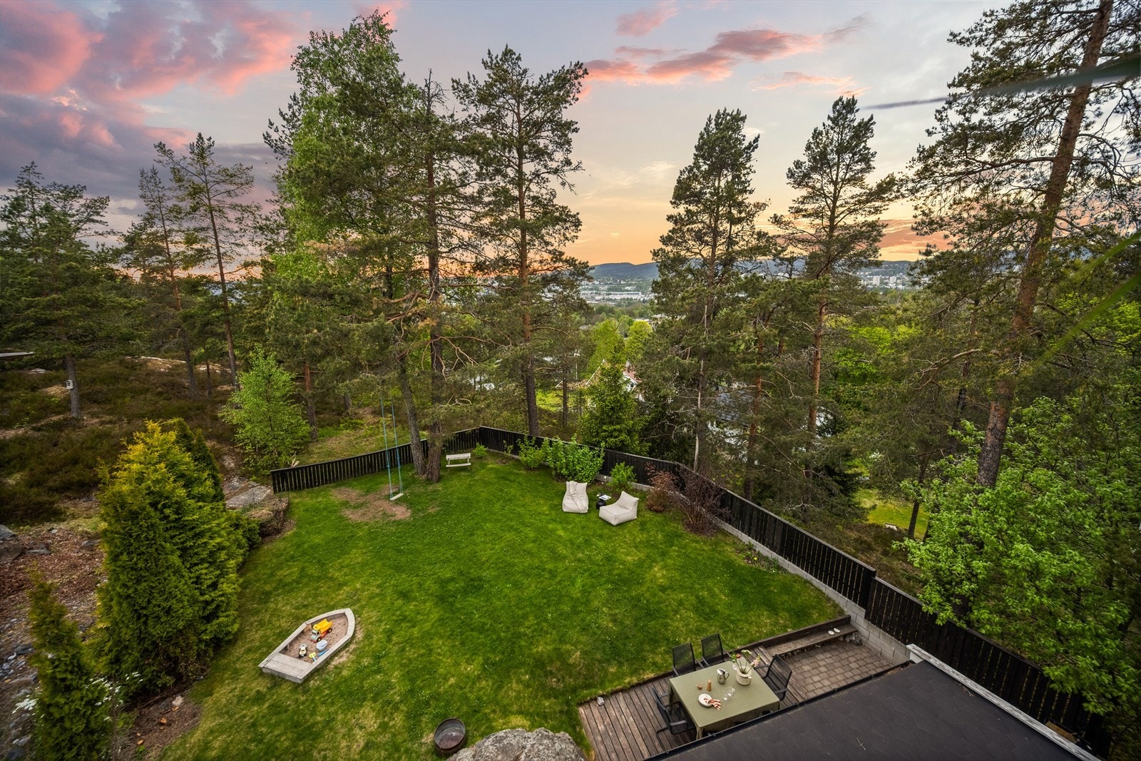 Stor hage som går i ett med Østmarka. Fra boligen har man kort vei til et omfattende nettverk av turstier og skogsveier som egner seg godt for både fotturer, løping og sykling gjennom sommerhalvåret, samt preparerte skiløyper vinterstid Galleribilde