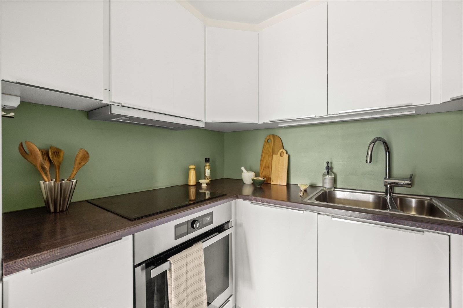 Kjøkkenet er utstyrt med integrert kombiskap (kjøl og frys), oppvaskmaskin, platetopp og stekeovn. Over stekesonen er det mekanisk ventilator med avtrekk ut. Galleribilde