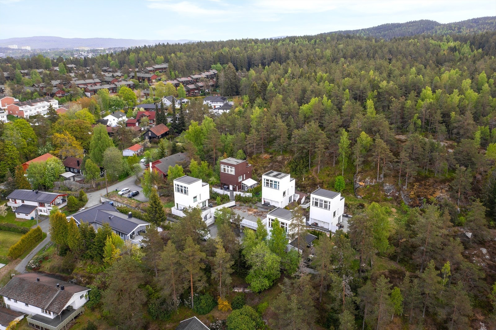 Boligen har en herlig beliggenhet inntil Østmarka. Fin intern beliggenhet på boligfeltet med lite innsyn. Galleribilde