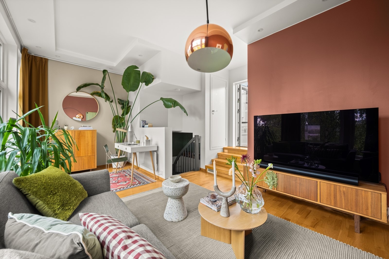 Flott stue med god plass til sofagruppe, TV-møbler og annet ønsket møblement. Galleribilde