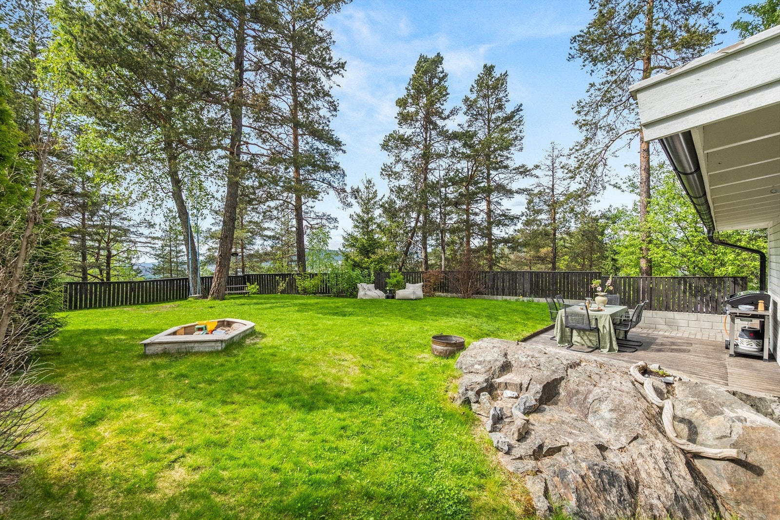 Hagen er en fin og brukervennlig som gir gode muligheter for opphold utendørs. Hagen egner seg godt både til rolige stunder og sosiale sammenkomster. Galleribilde