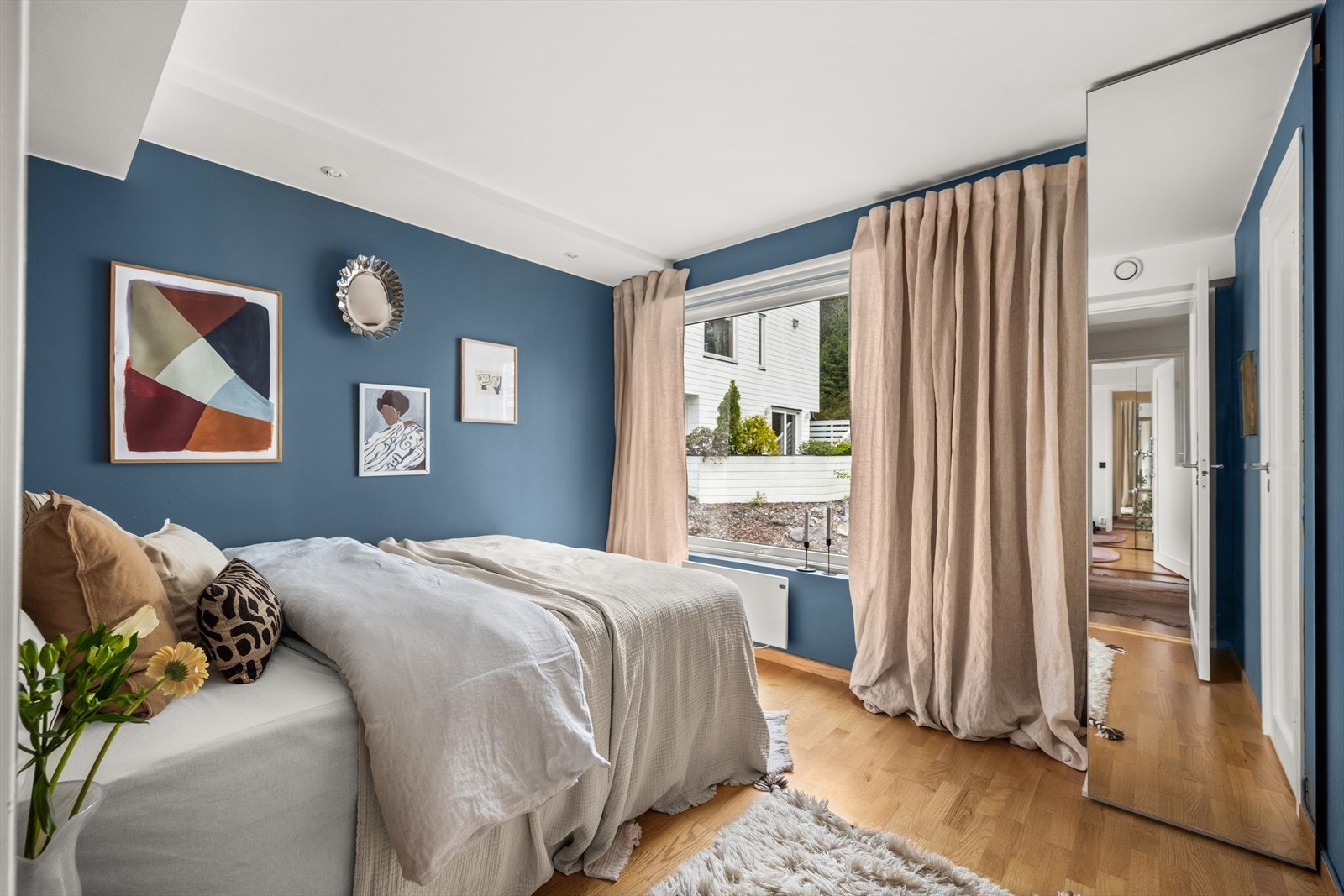 Romslig hovedsoverom med plass til dobbeltseng og nattbord. Galleribilde