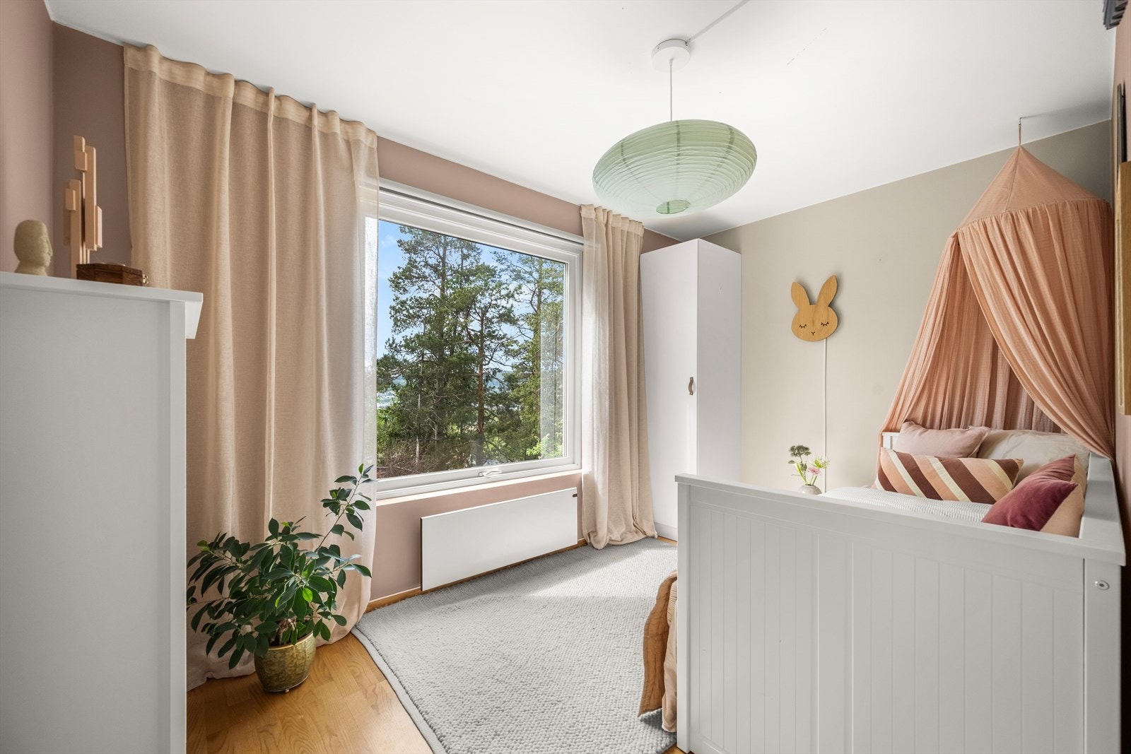 Soverom 2 - Lyst og hyggelig rom med plass til seng og tilhørende møblement. Galleribilde