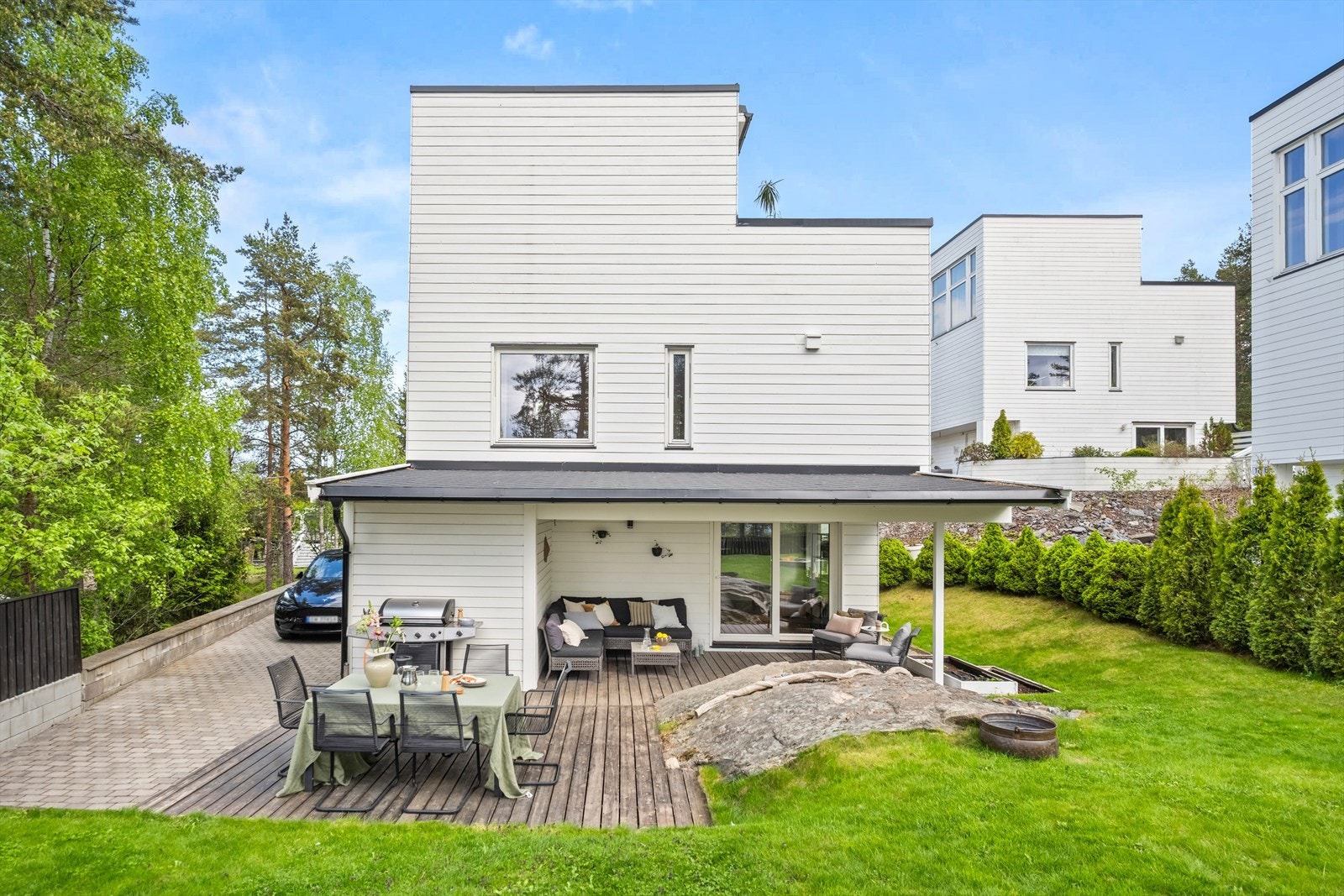 Boligen har flere flotte uteplasser, samt en egen, solrik hagedel med gressplen, platting og sandkasse. Galleribilde