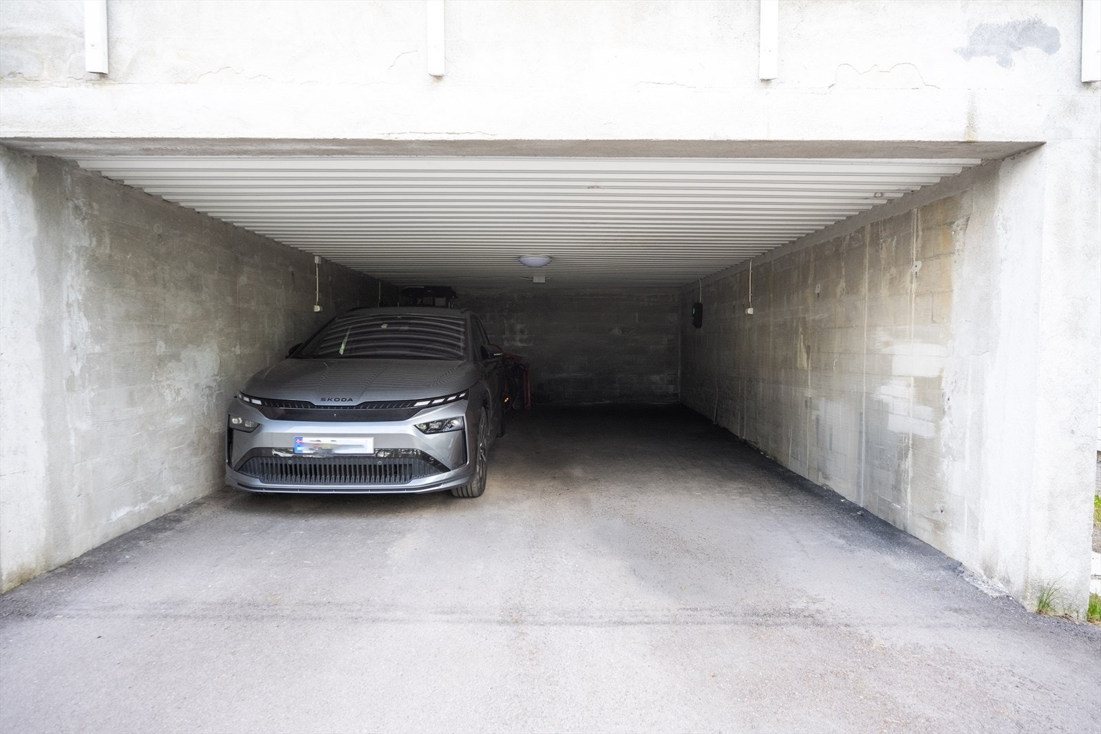 Det medfølger oppstillingsplass for en bil med el-billader i felles carport for sameiet. Galleribilde