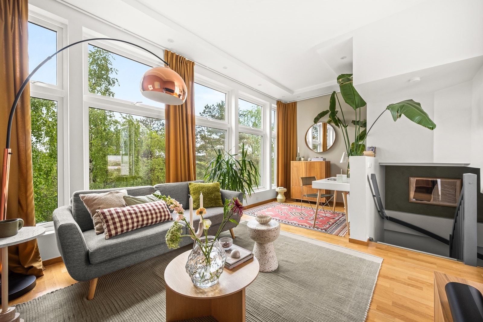Koselig stue med store vindusflater og gode lysforhold. Galleribilde