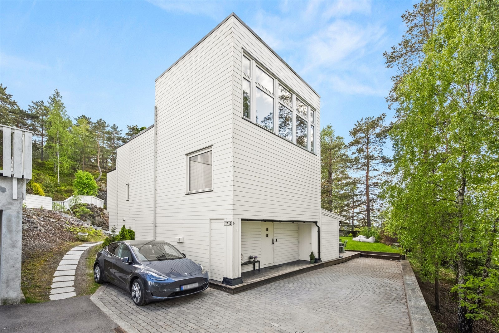 Fjeldhøikroken 17 A er den rolige og etablerte beliggenheten, som oppleves som trygt og oversiktlig, med svært lite gjennomgangstrafikk og et stabilt bomiljø. Galleribilde