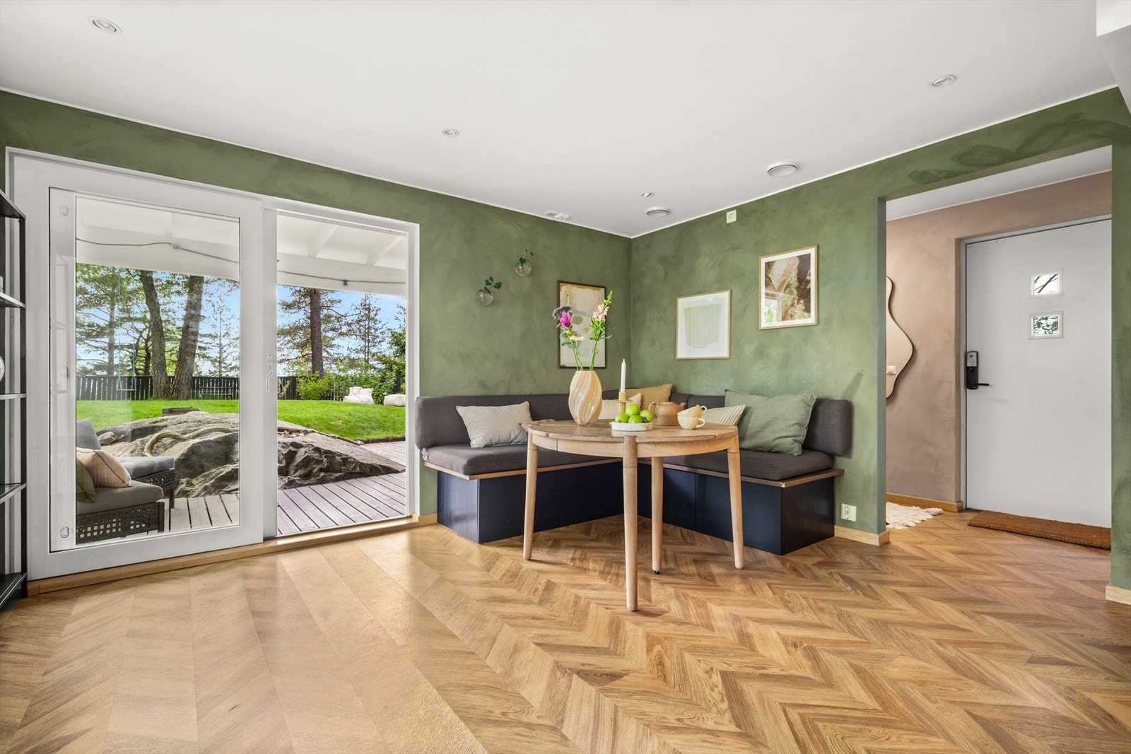 Stuen i 1. etasje oppleves som et sosialt og hyggelig oppholdsrom for familien. Galleribilde