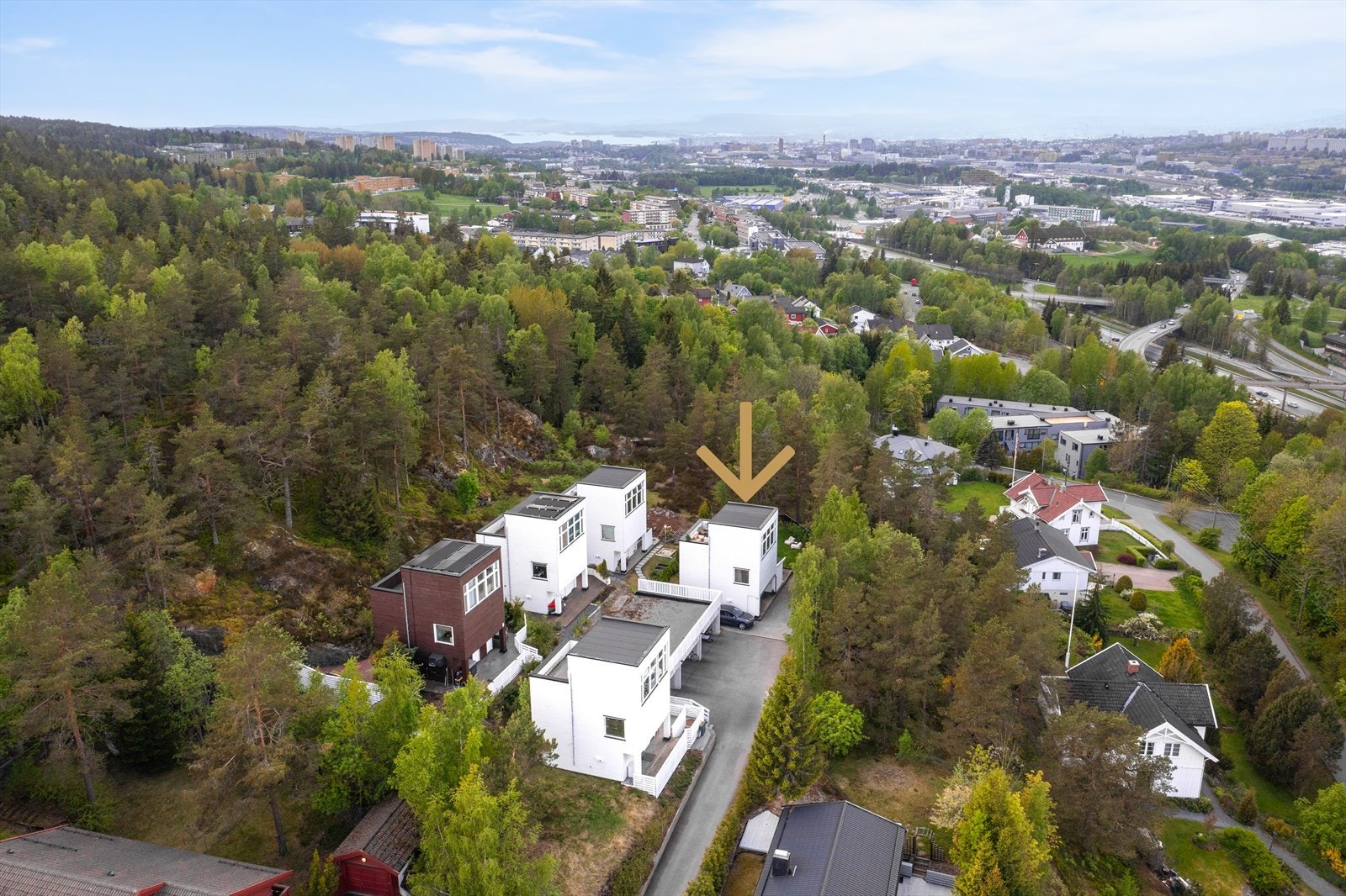Fantastisk beliggenhet mot skogholt. Marka gir gode
rekreasjonsmuligheter året rundt, og fungerer som en naturlig forlengelse av uteområdene rundt boligen. Galleribilde