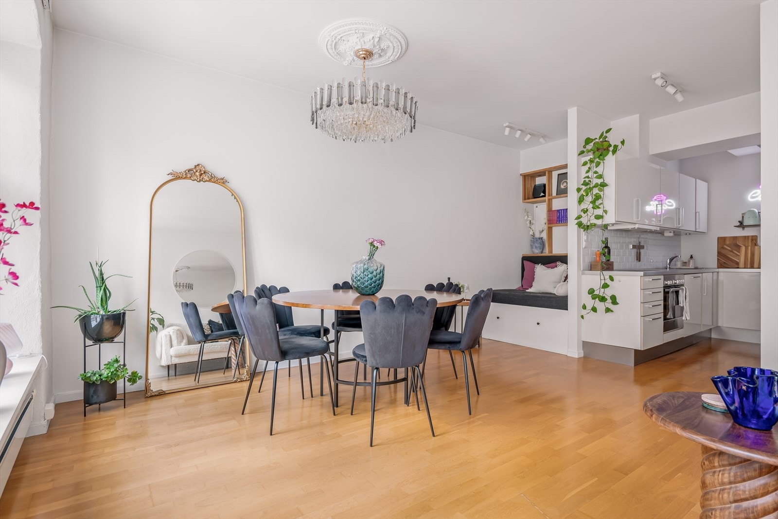 Bak kjøkkenet er det laget en smart løsning med hyller og daybed, som kan trekkes ut til en liten dobbeltseng ved behov, perfekt for overnattingsgjester. Galleribilde