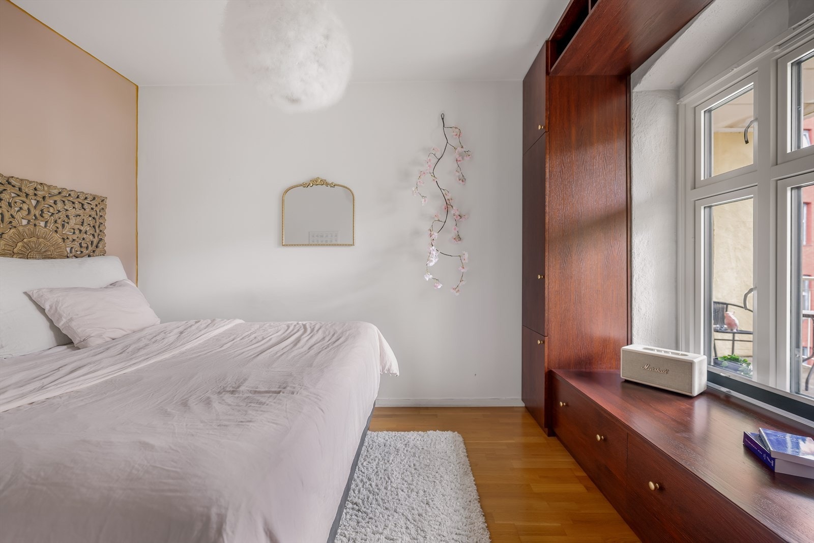 Innredningen gir god plass til dobbeltseng, og den integrerte oppbevaringsløsningen er spesiallaget fra KELA AS. Denne lekre løsningen utnytter rommets areal, samt gir rikelig med plass til klær og oppbevaring. Galleribilde