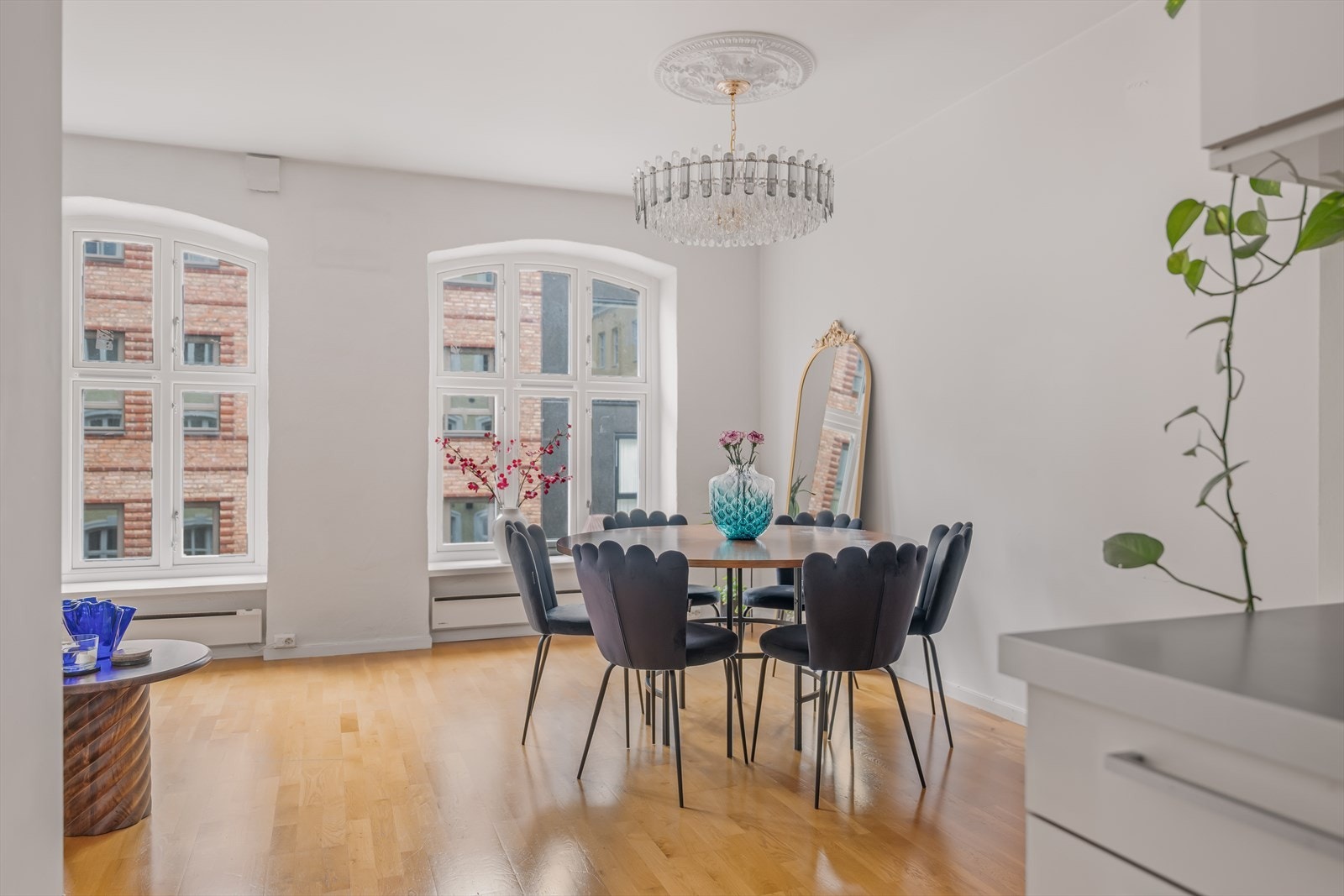 Innbydende spiseplass med lekker lysekrone og god plass til gjester og hyggelige måltider. Galleribilde