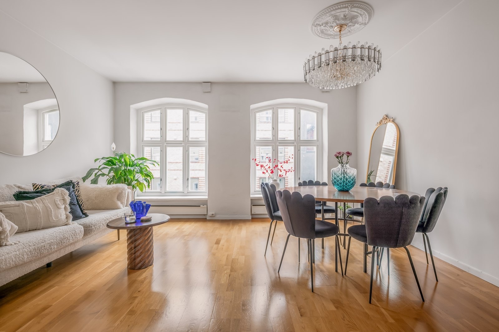 Lys og koselig stue med god plass til både sofagruppe og spisebord. Galleribilde