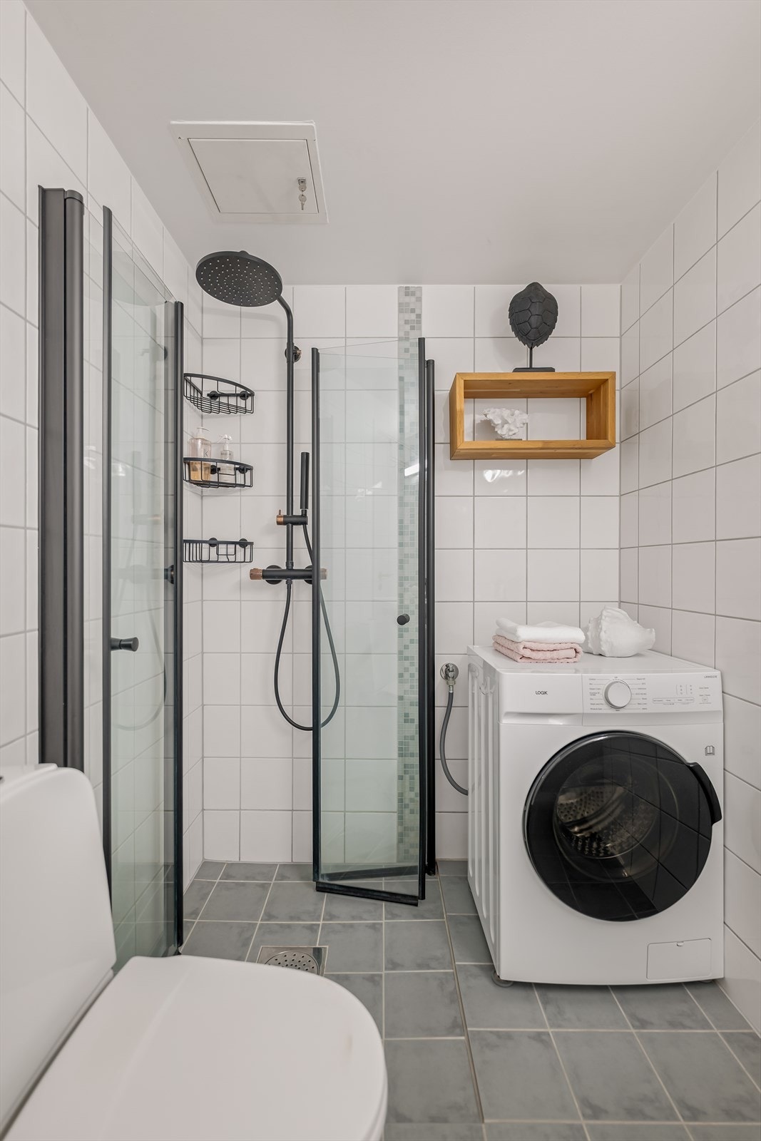 Pent flislagt bad med varmekabler i gulv, som gir god komfort året rundt. Galleribilde