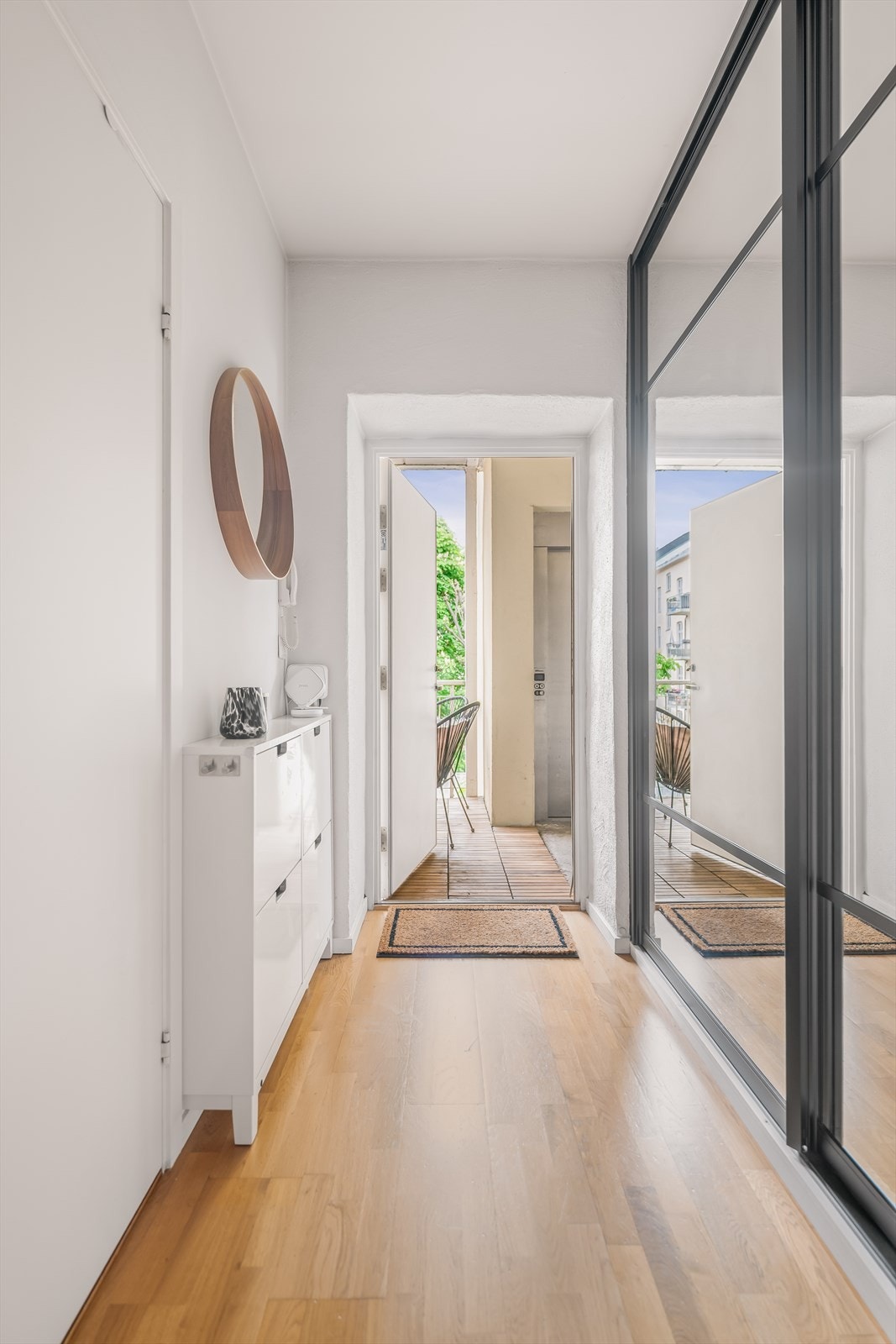 Romslig og innbydende entré med godt med plass til yttertøy og sko. Galleribilde