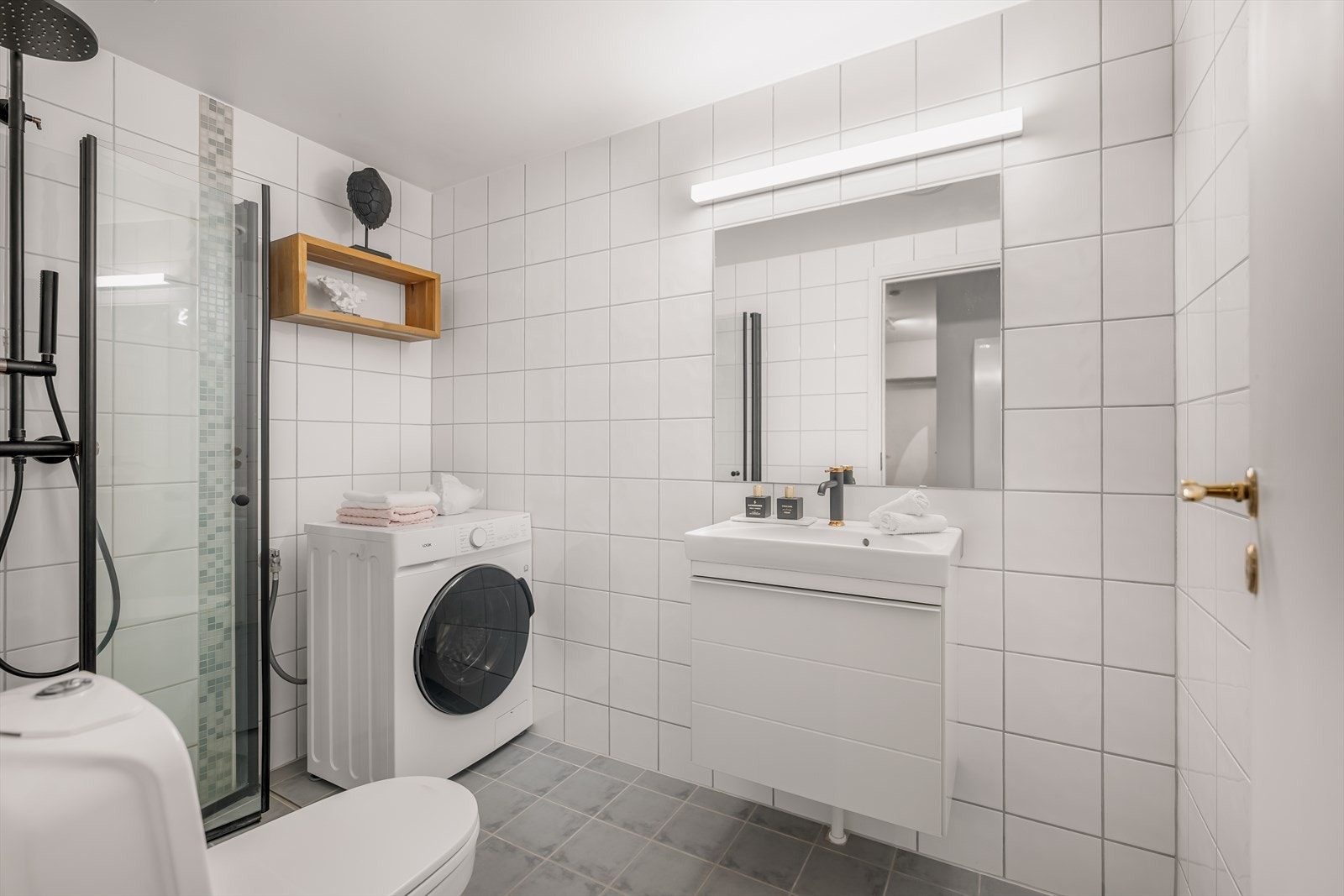 Badet ble ifølge tidligere salgsoppgave modernisert i 2008, og fremstår med fliser på gulv og vegger, standard innredning og praktisk dusjhjørne. Galleribilde