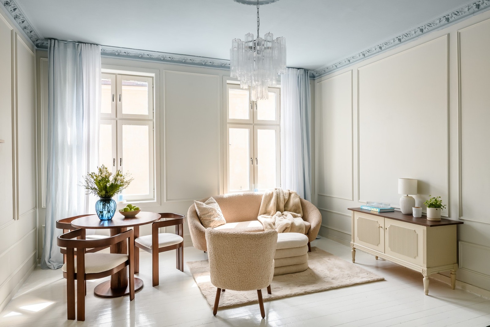 Romslig og innbydende stue med god plass til både sofagruppe og spisebord. Galleribilde