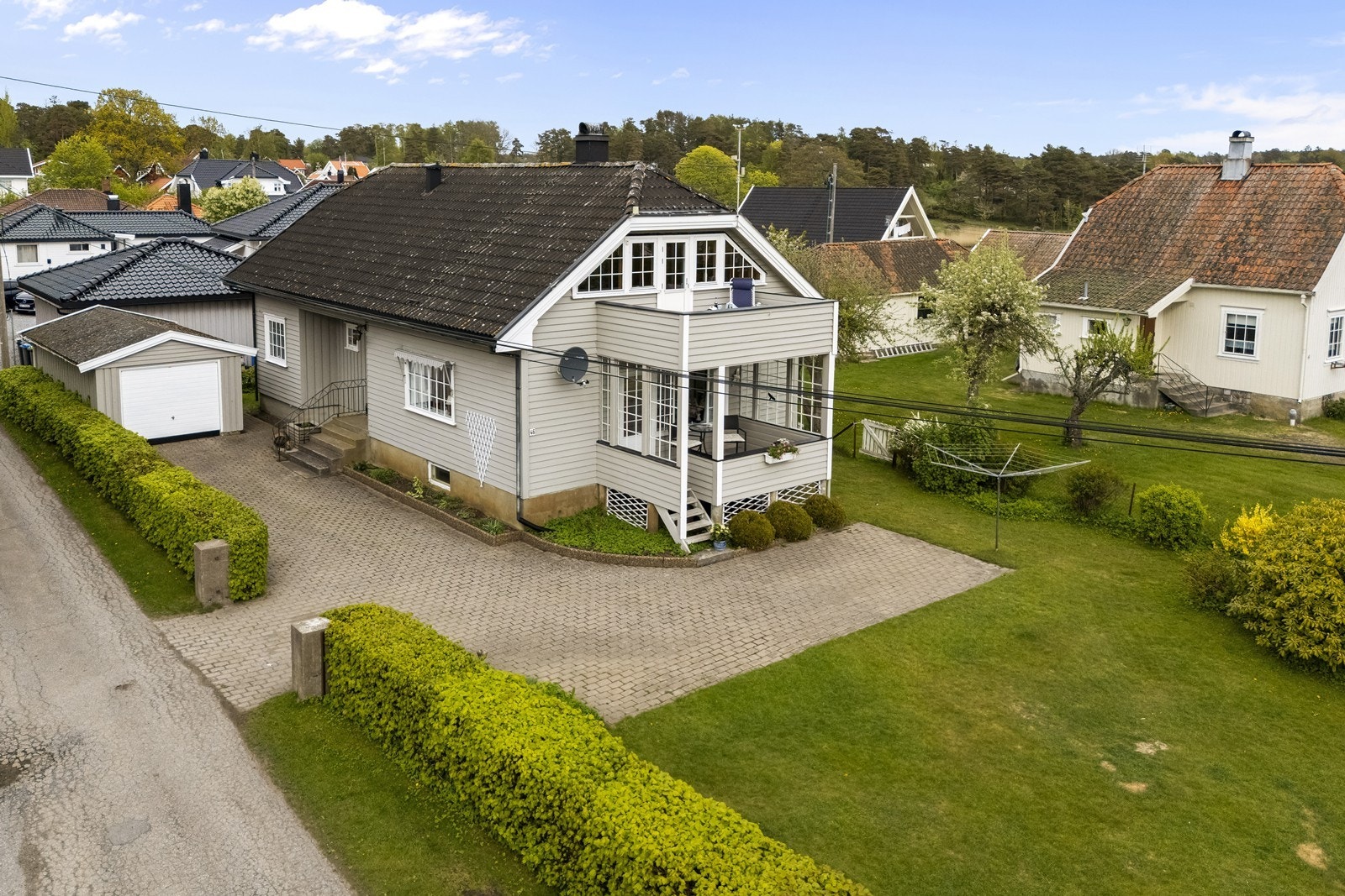 Enebolig over to plan med totalt fem soverom og to stuer. Boligen ble opprinnelig oppført i 1960 og påbygget i 1982. Galleribilde