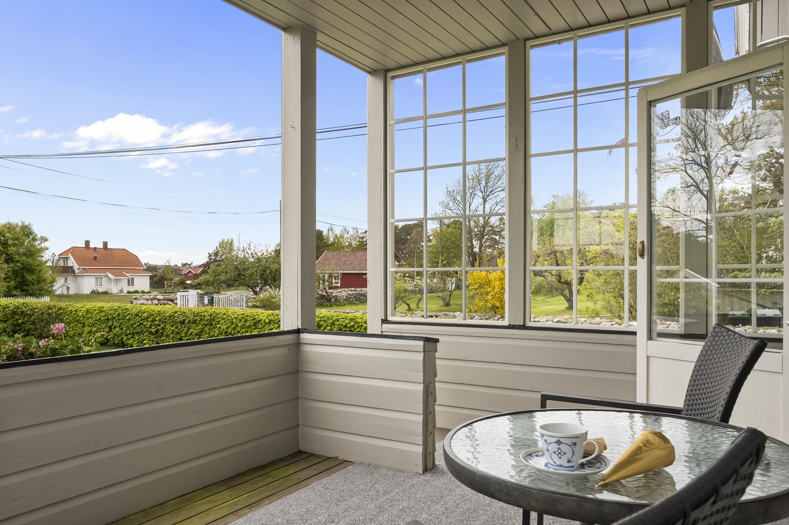 Verandaen har plass til en sittegruppe og gir en lun uteplass. Galleribilde