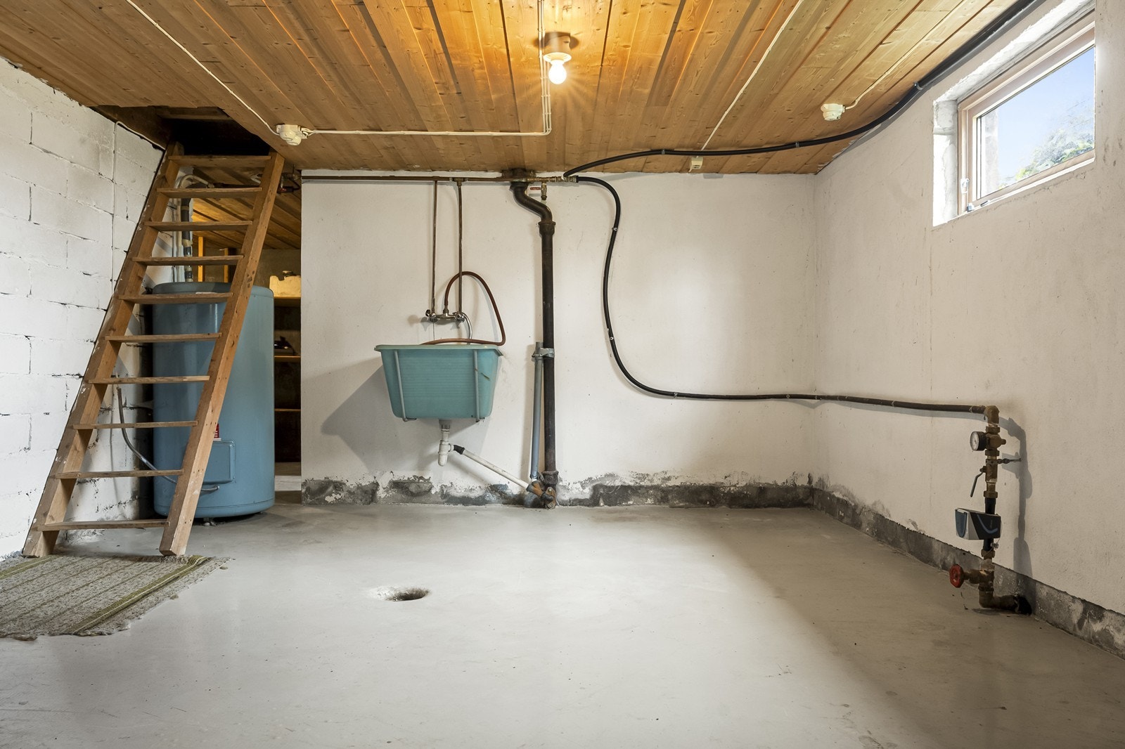 Kjelleren er ikke måleverdig og inneholder to boder for lagring. Her er også varmtvannsberederen på 200 liter plassert. Galleribilde