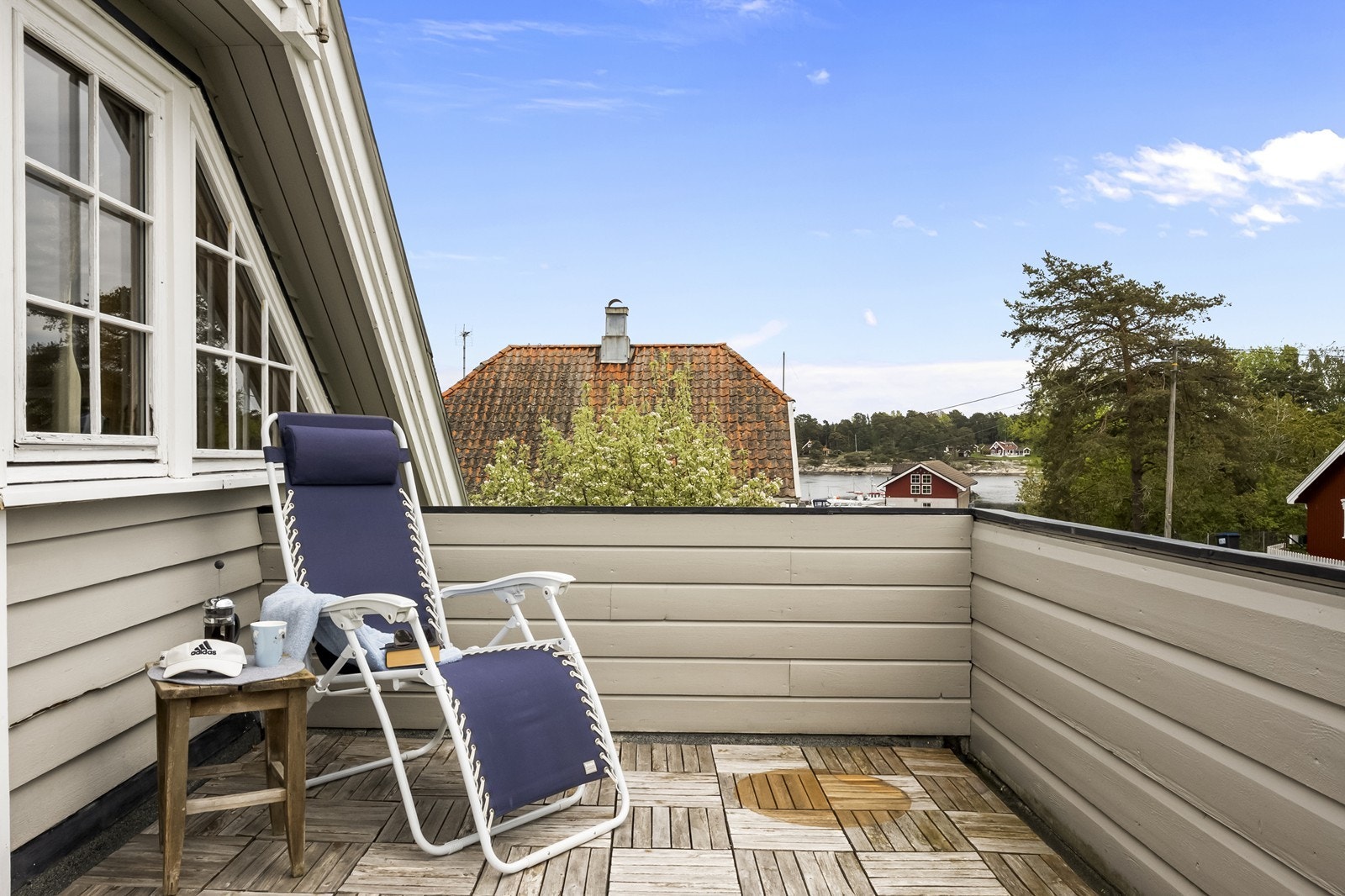 Verandaen i andre etasje gir en fin uteplass med utsikt over nærområdet. Galleribilde