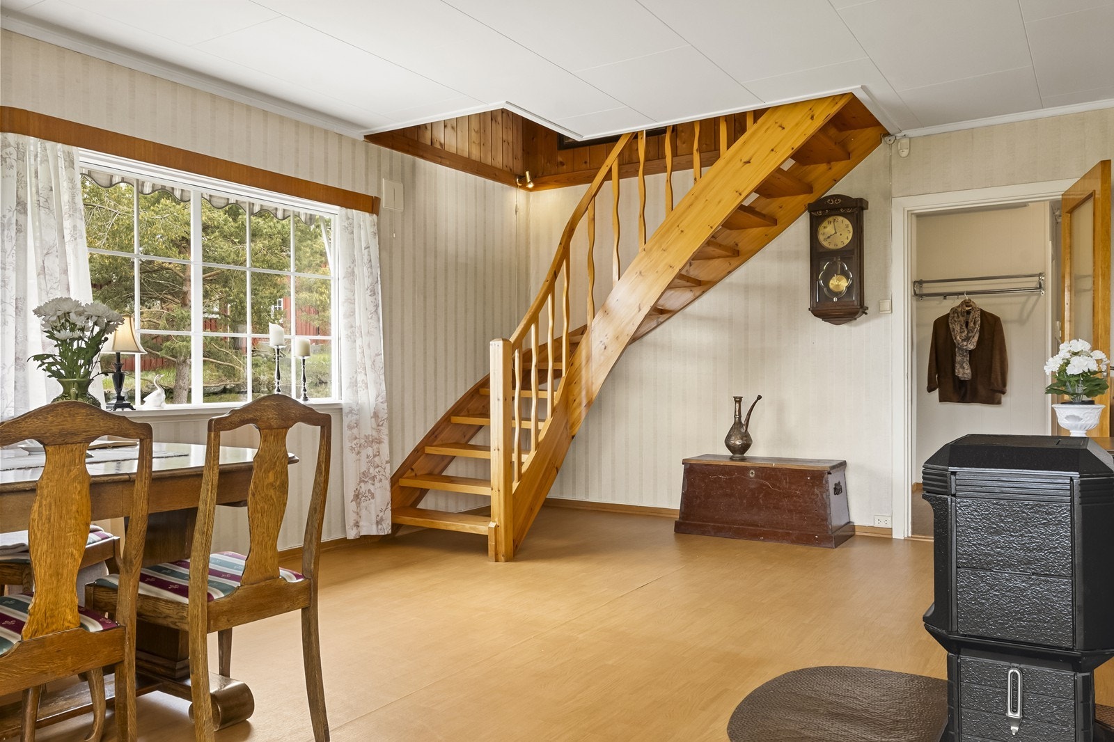 Den åpne trappen binder de to etasjene sammen. Galleribilde