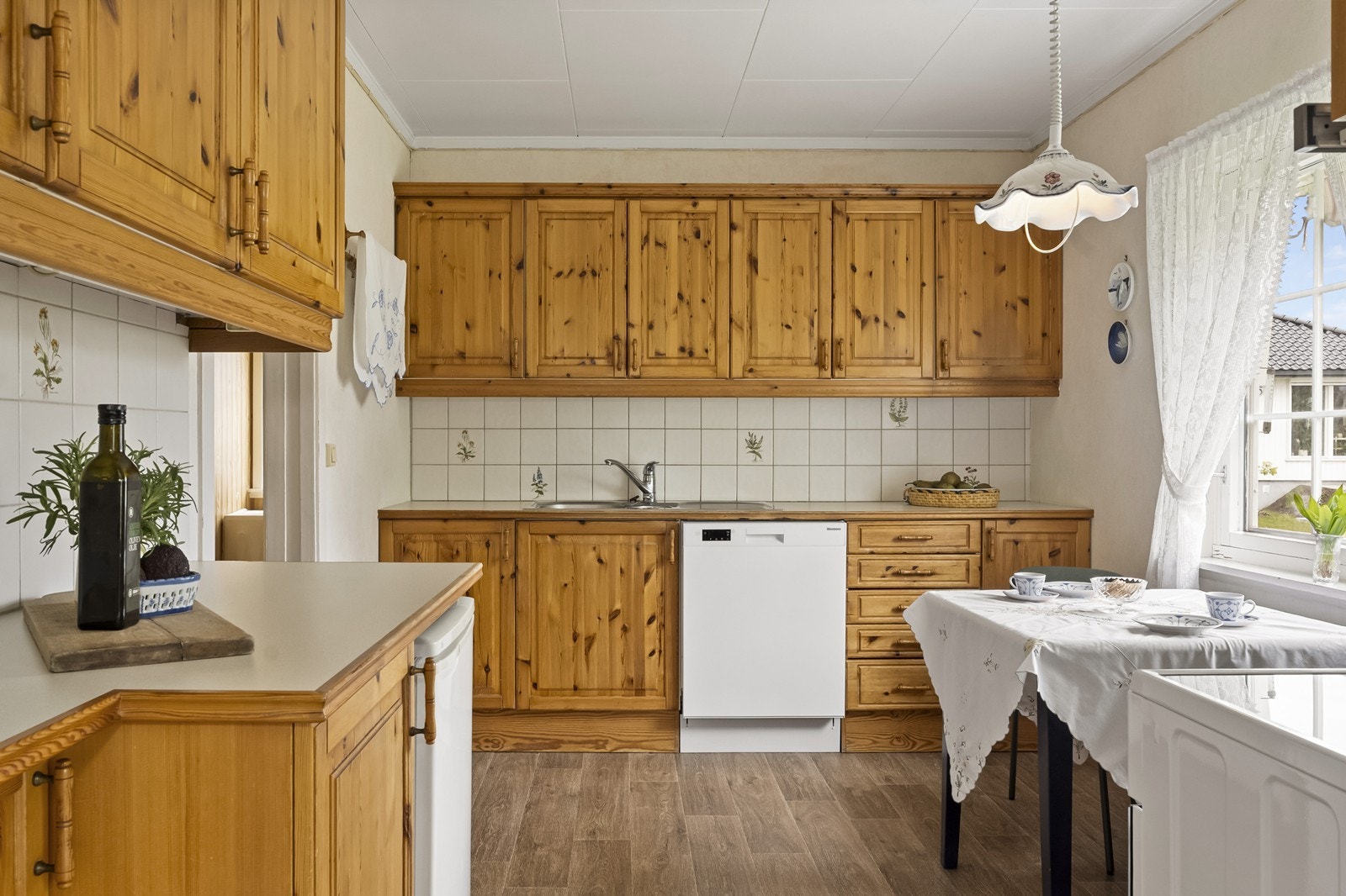 Kjøkkeninnredning med profilerte fronter og laminat benkeplate. Galleribilde